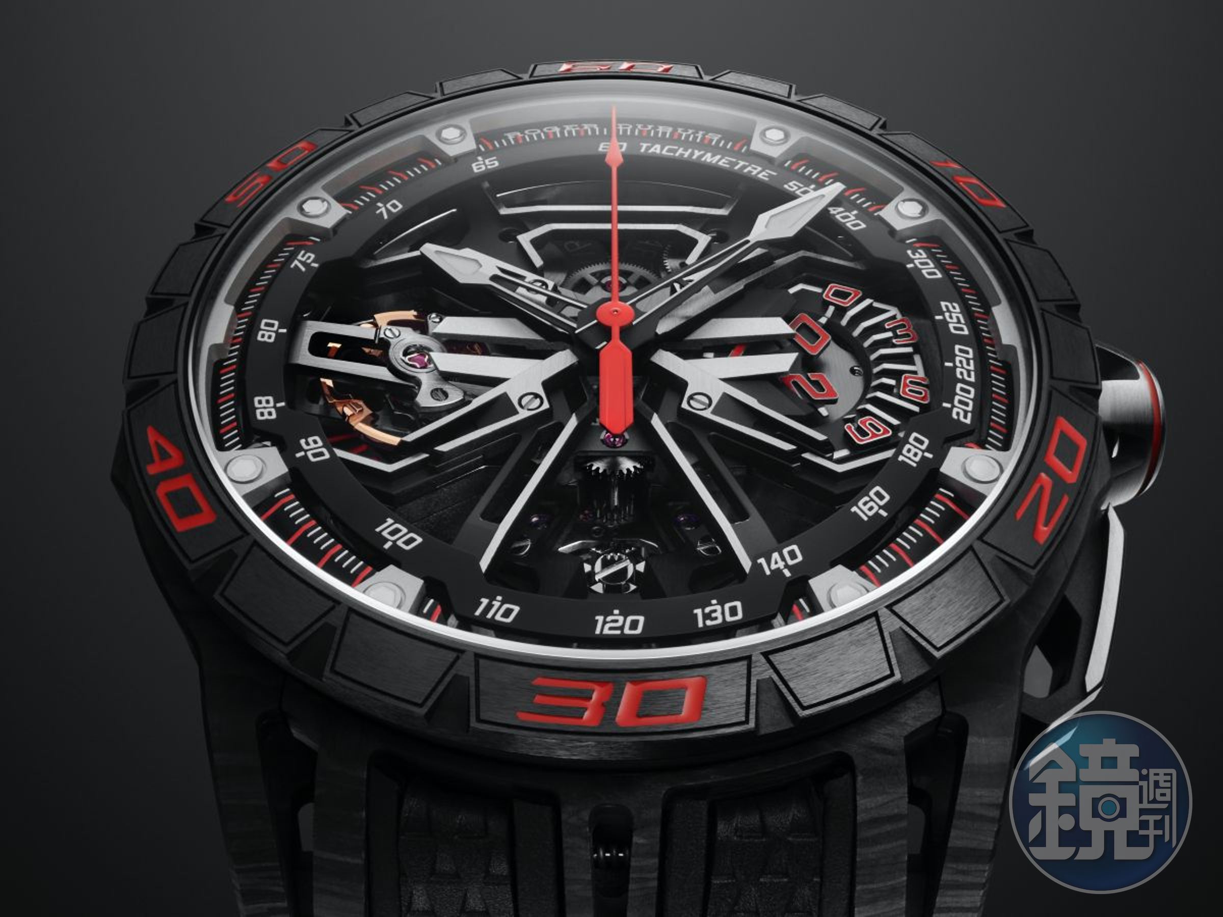 ROGER DUBUIS在英國「古德伍德速度節」發表此款Excalibur Spider飛返計時碼錶，採用概念錶中的「120度旋轉分針計時盤」（Rotating Minute Counter）功能，是最快能擁有此設計的量產錶款。定價約NT$3,100,000。