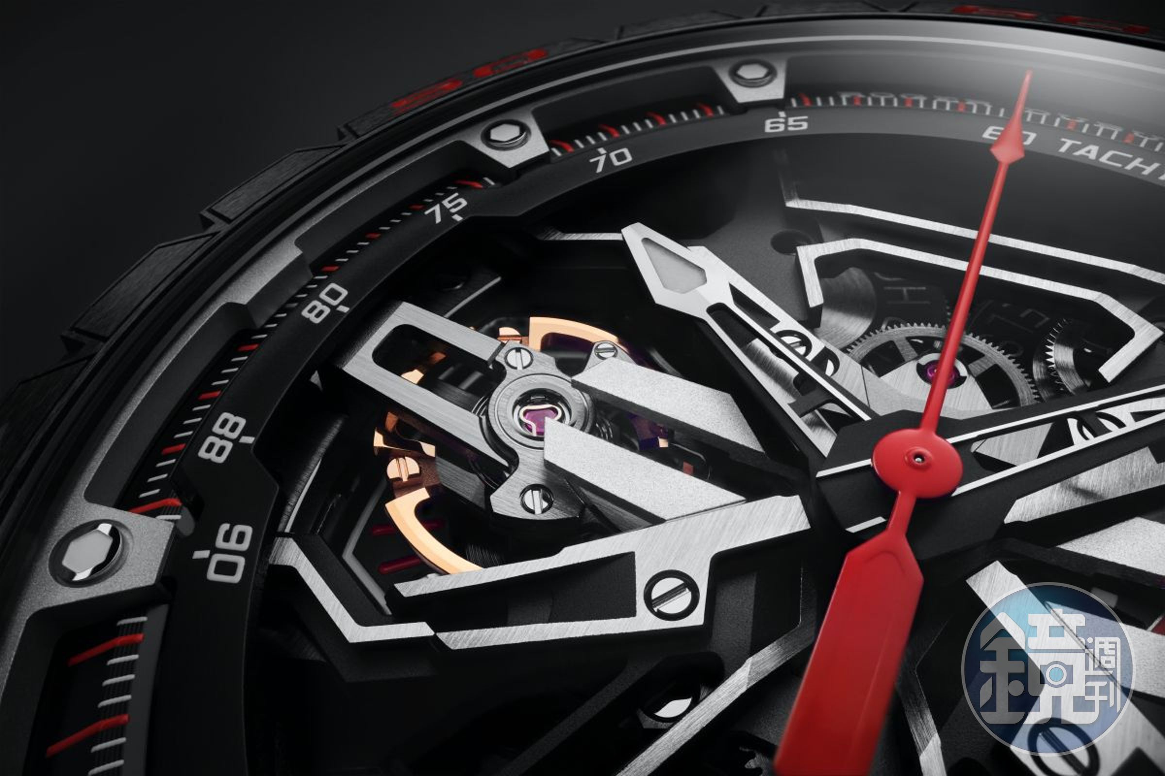 9點鐘位置的擒縱結構，也採用ROGER DUBUIS特殊的「12度傾斜擺輪」。