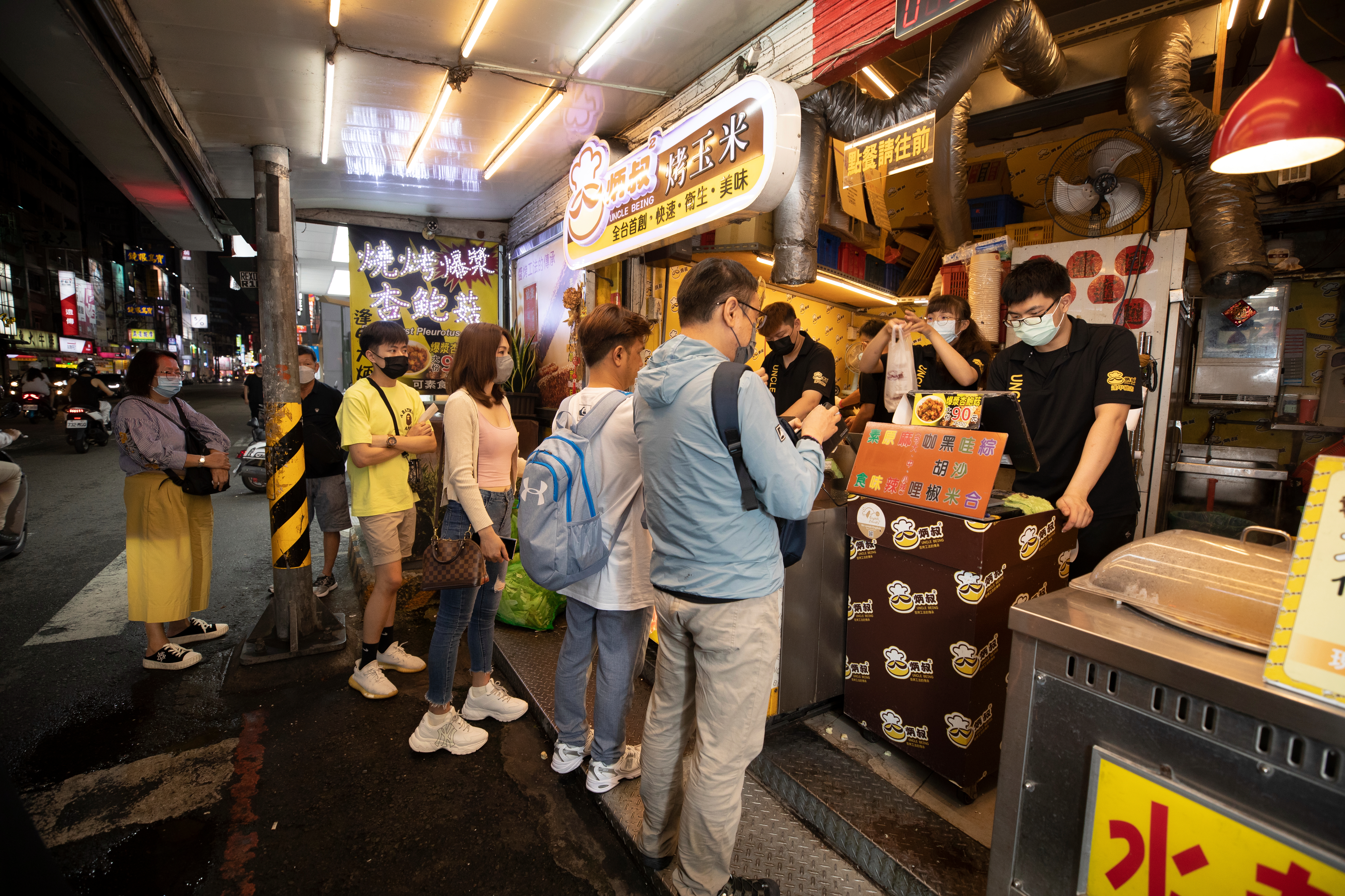 逢甲夜市裡的炳叔烤玉米一直是排隊名店。