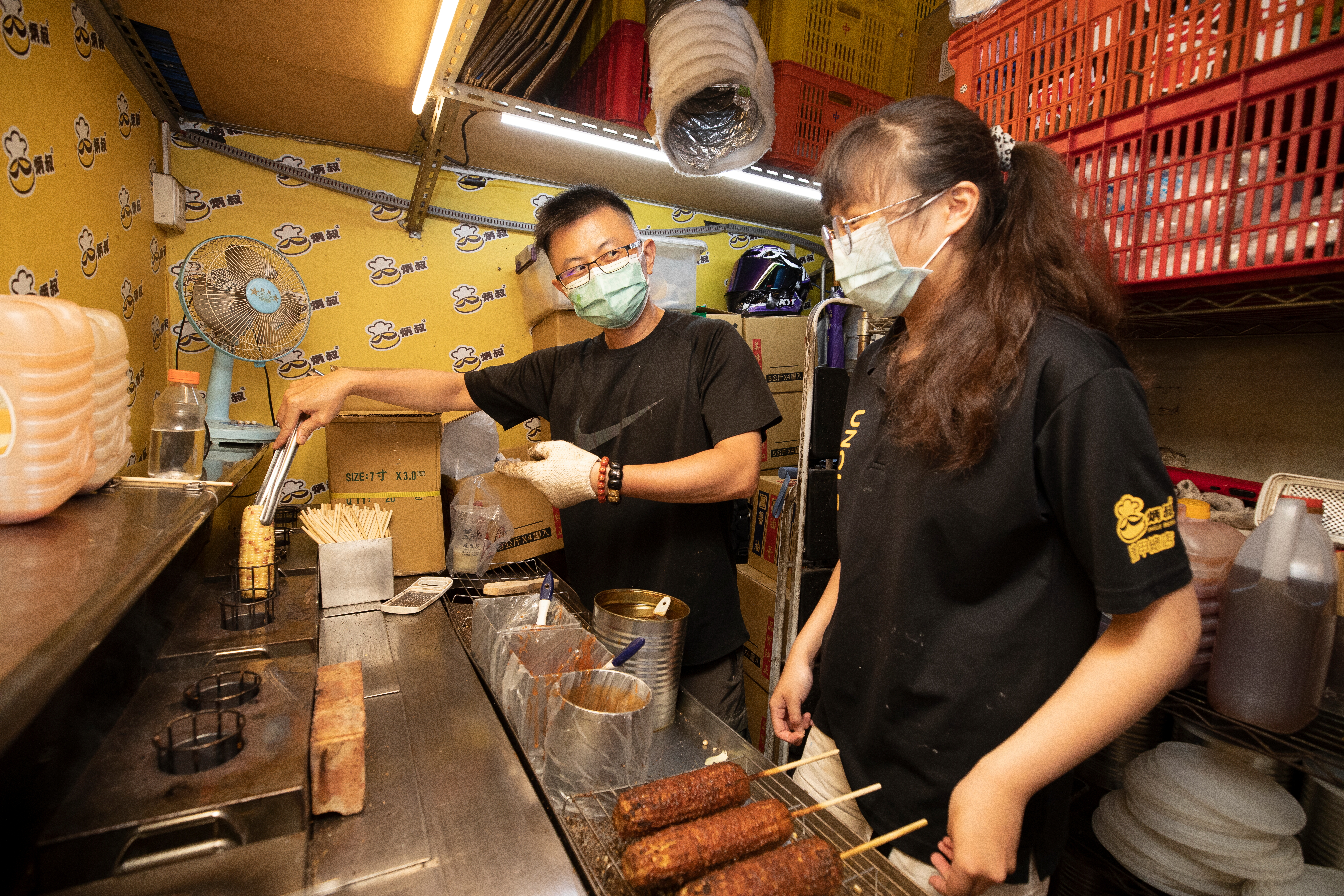 輝哥一退伍就加盟了炳叔烤玉米的前身大炳烤玉米，一路相挺，現已是炳叔烤玉米股東。