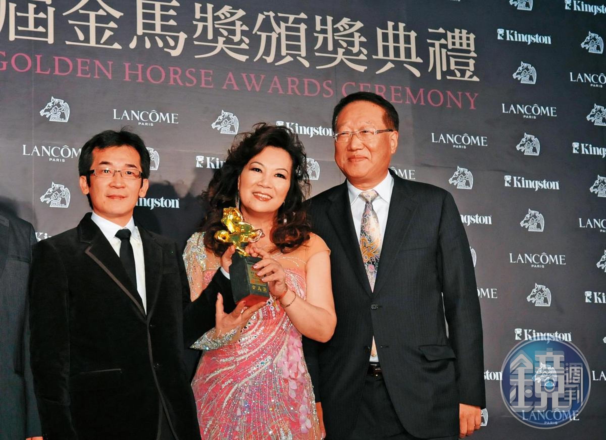 魏德聖(左)與中影董事長郭台強(右)夫婦合作《賽德克.巴萊》,在其獲第48屆金馬獎最佳劇情片後合影。(資料照)