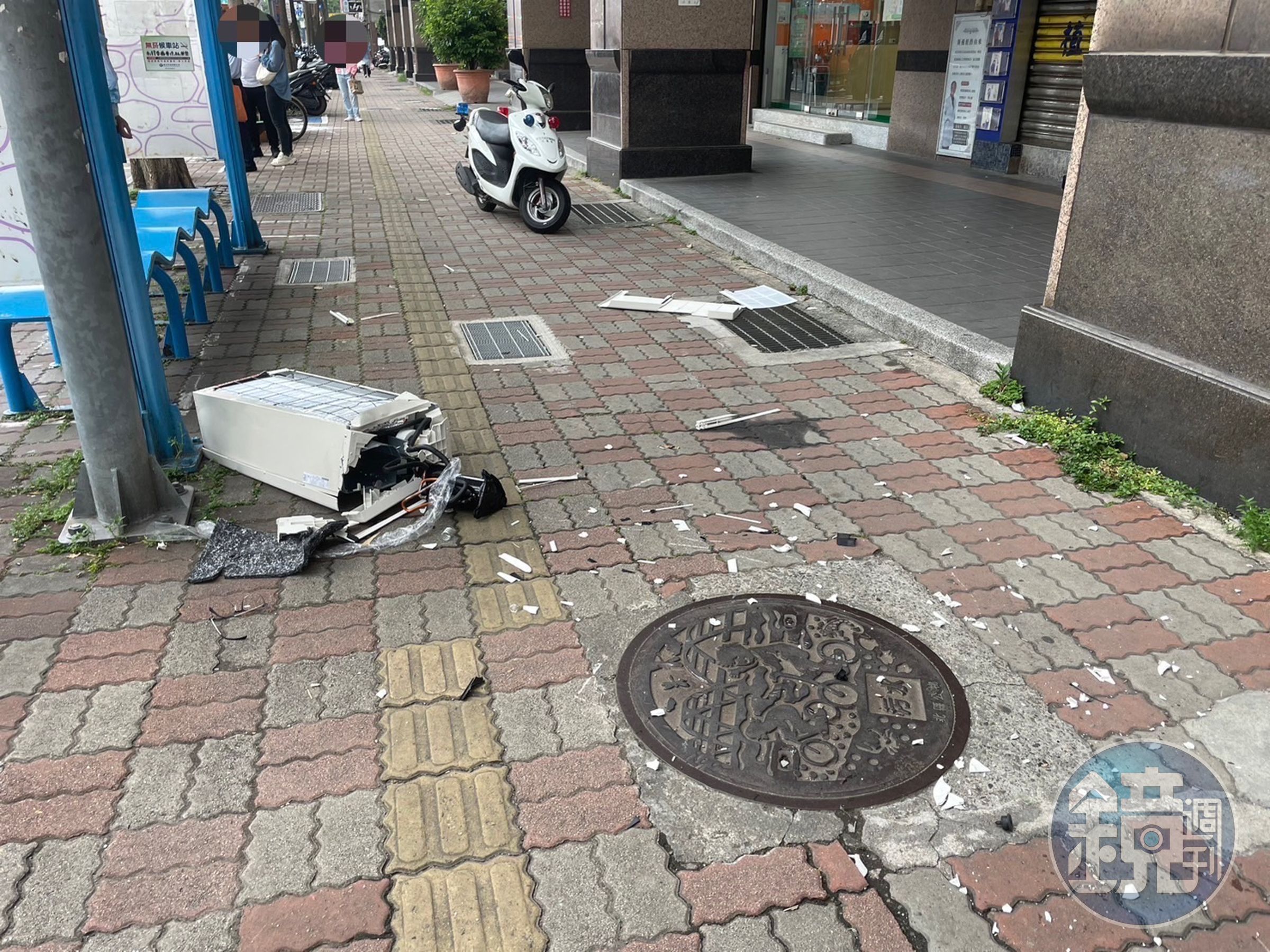 警消緊急將黃女送醫,現場還遺留冷氣機殘骸。(翻攝畫面)