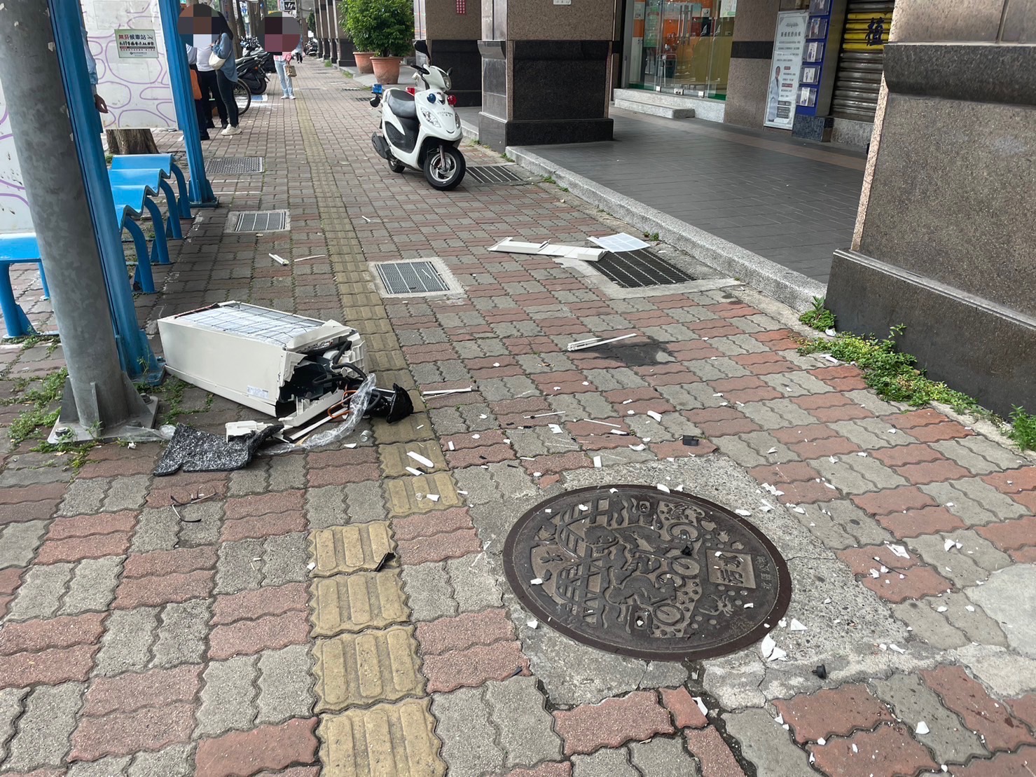 警消緊急將黃女送醫，現場還遺留冷氣機殘骸。（翻攝畫面）