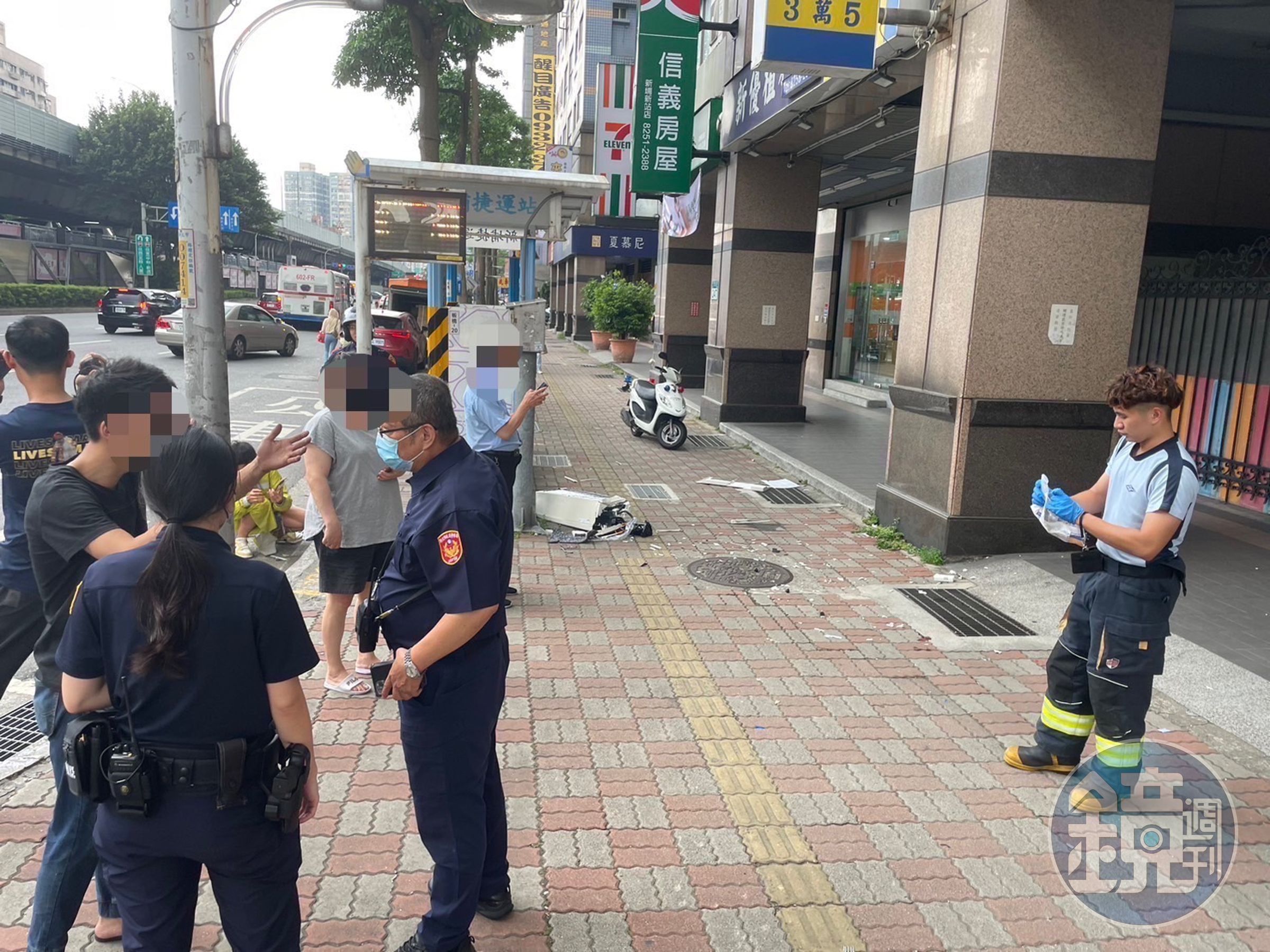 警方封鎖現場並將李姓冷氣施工工人帶回偵訊。(翻攝畫面)
