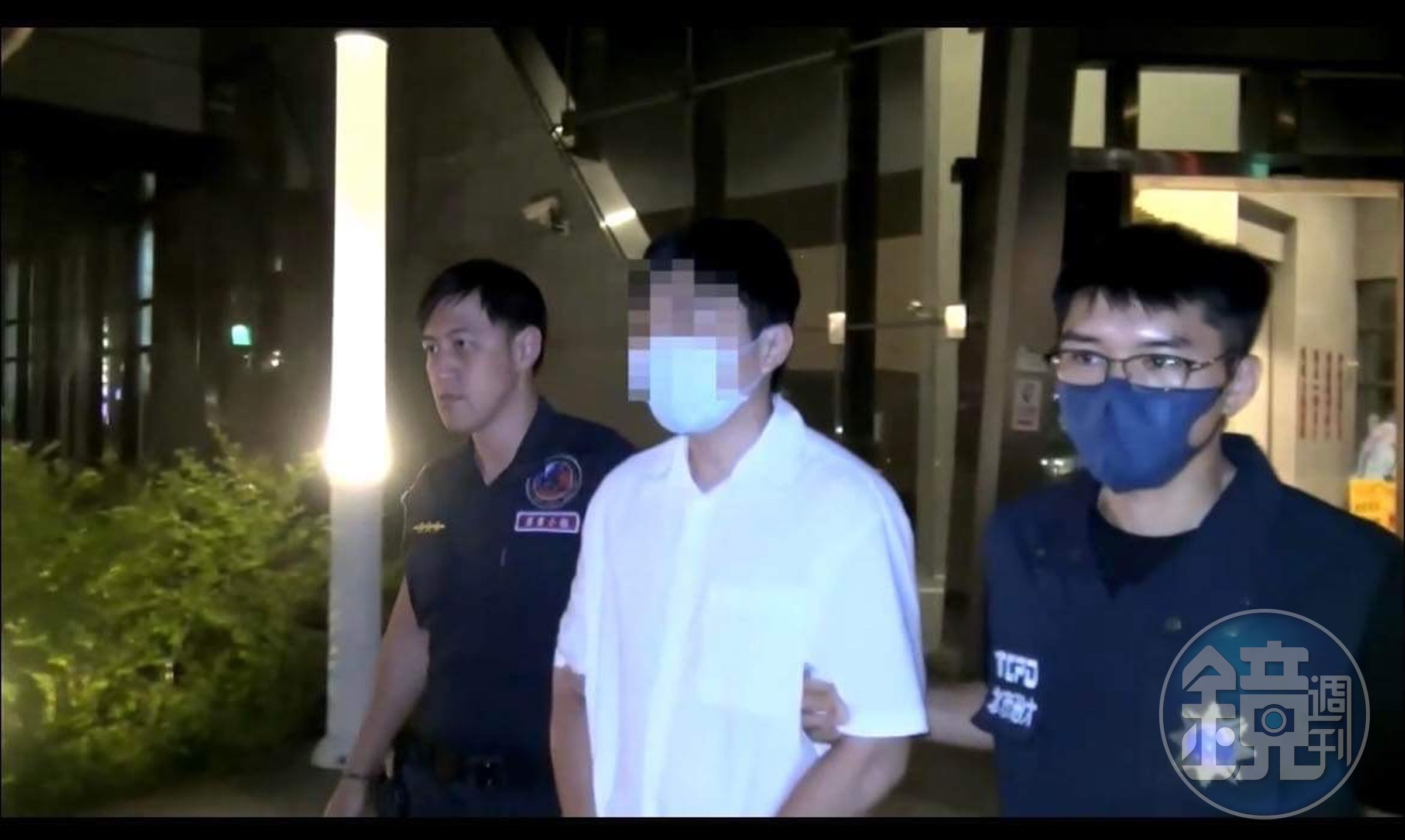 警方在店內埋伏，當場逮捕行竊的許男，將他依法送辦。（翻攝畫面）