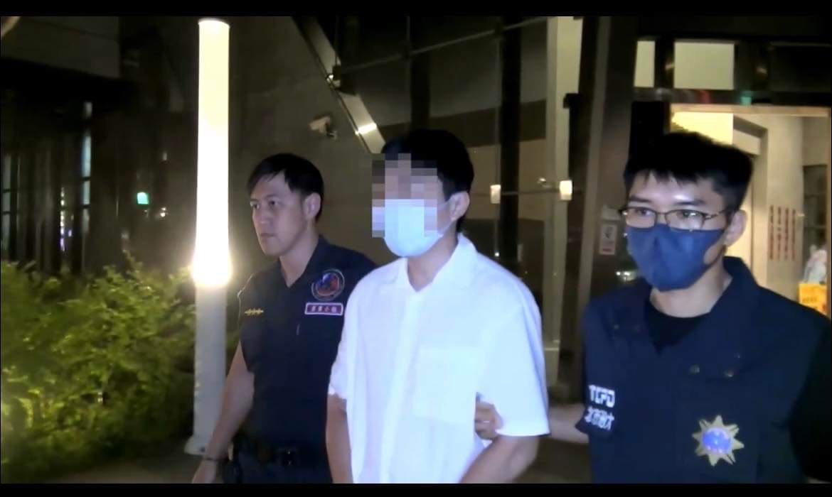 警方在店內埋伏，當場逮捕行竊的許男，將他依法送辦。（翻攝畫面）