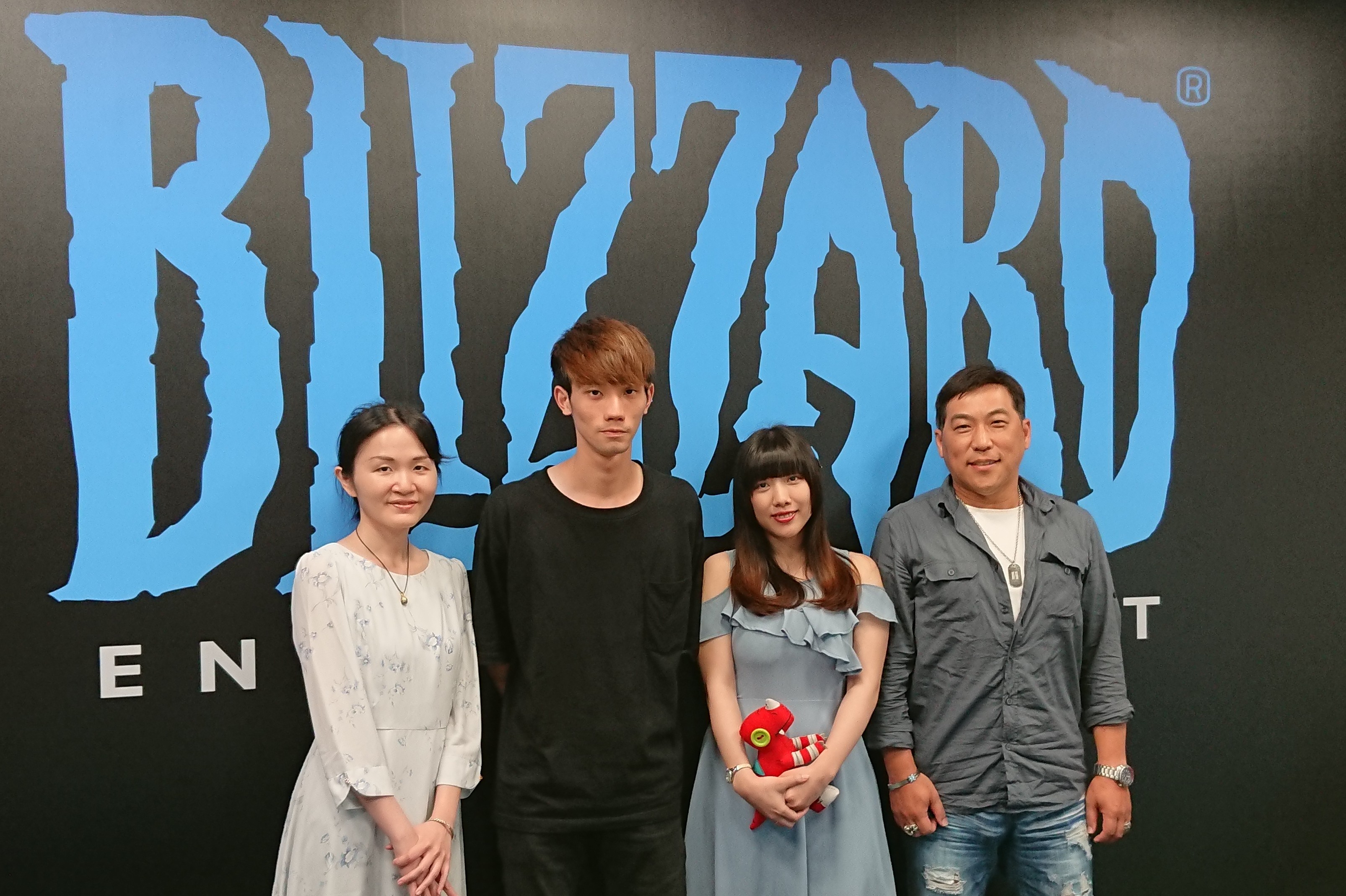 2018年《魔獸世界》曾舉行「艾澤拉斯之聲」特別企劃,選出素人擔任遊戲角色配音員。資深配音員曹冀魯(右1)是當時的評審之一。