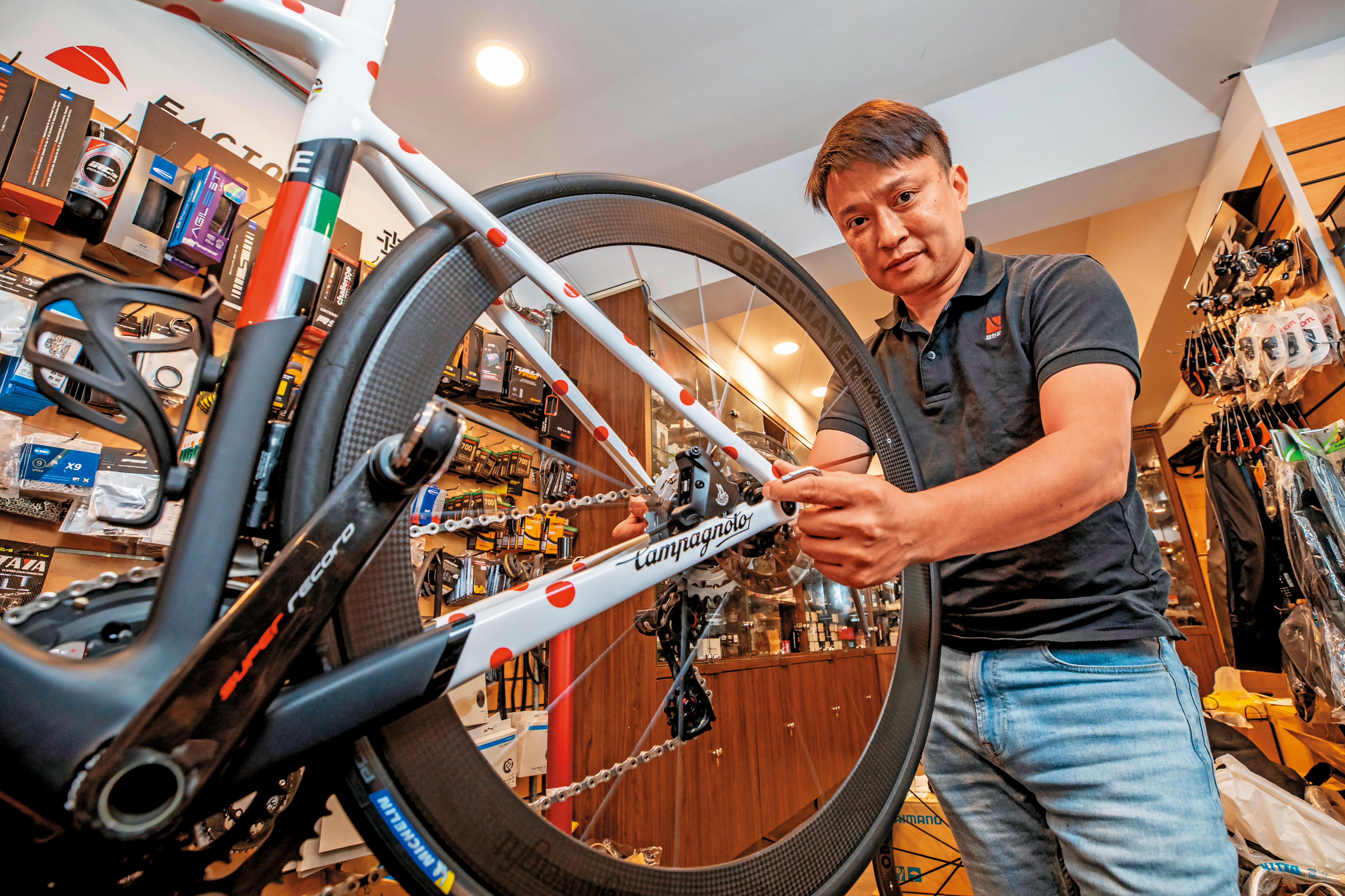 陳鈞垣在自行車市況最低迷的2010年創業，靠著敢囤新貨、細緻服務鞏固一批死忠客，現有6家分店，打破自行車市場分店開不過3家的魔咒，年營業額破2億元。