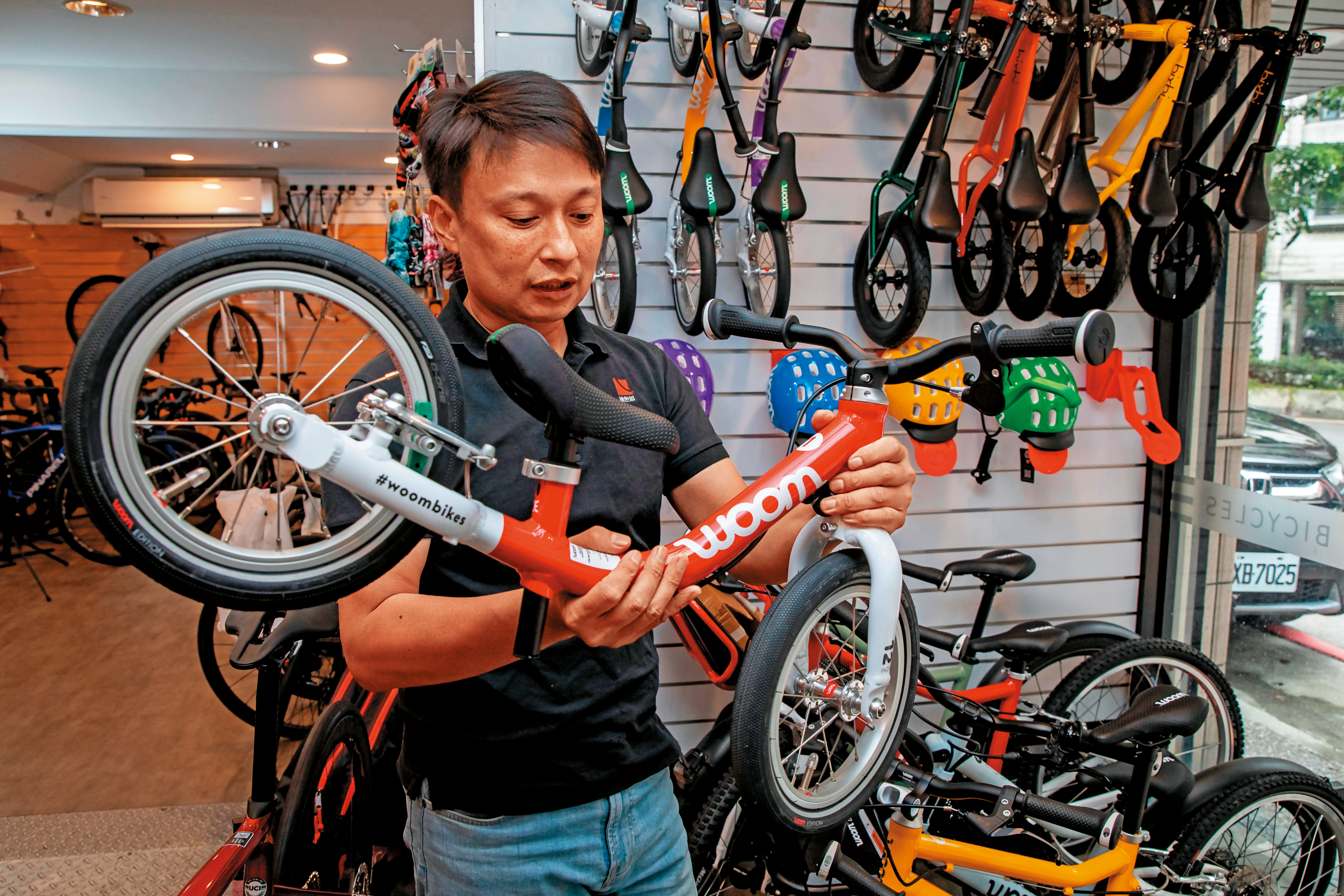 陳鈞垣不斷引進精品品牌，車輕、設計又安全的WOOM奧地利童車是他近年的銷售生力軍之一，是不少名流、明星小孩的玩具。（8,900元／台）