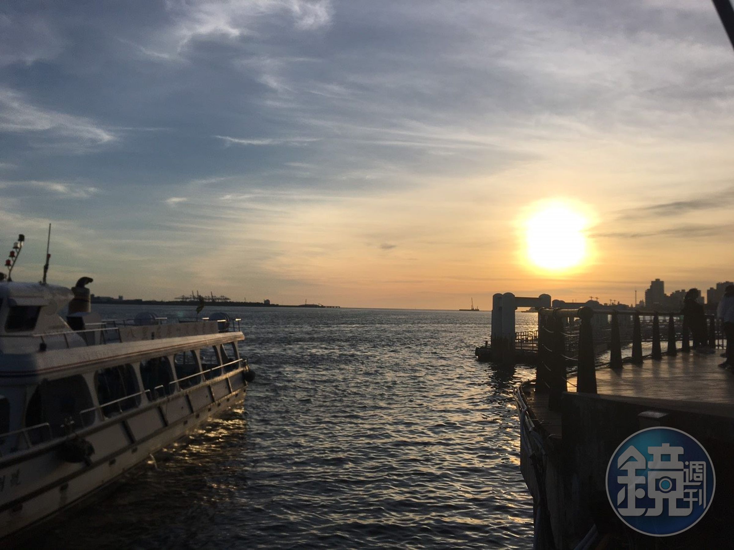 隨著夕陽西下,漫步在淡水河畔欣賞夕陽,享受當下,如此美景也讓人流連忘返。(北市觀傳局提供)