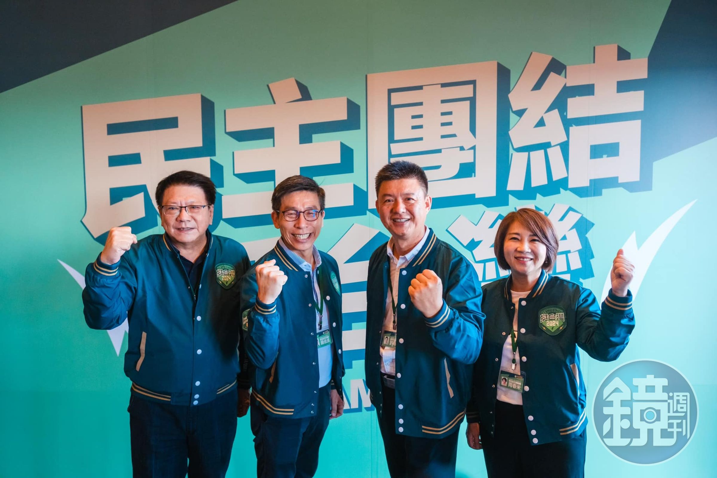民進黨屏南立委參選人許展維(右二)涉違反採購法20萬交保。(取自許展維臉書)