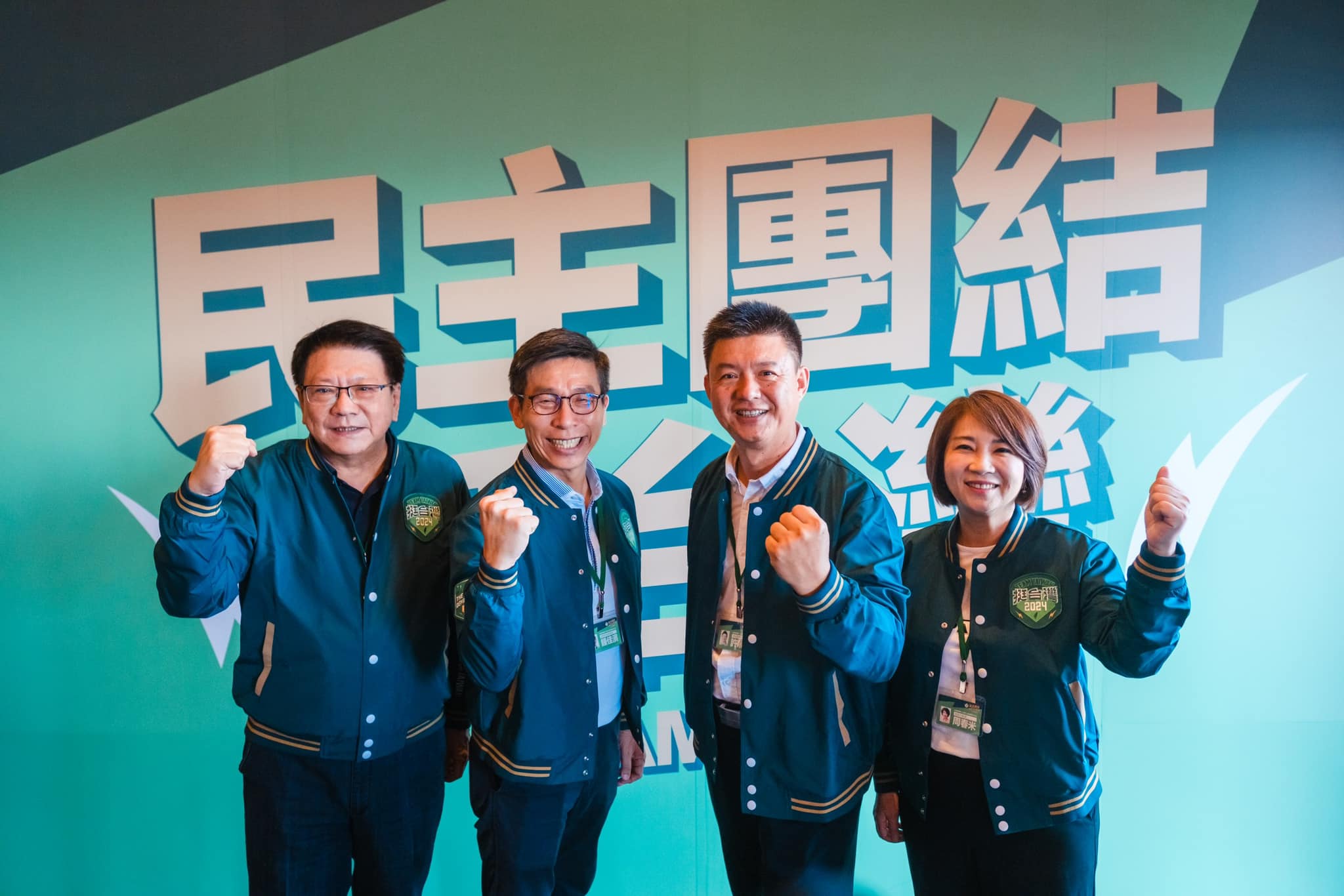 民進黨屏南立委參選人許展維（右二）涉違反採購法20萬交保。（取自許展維臉書）