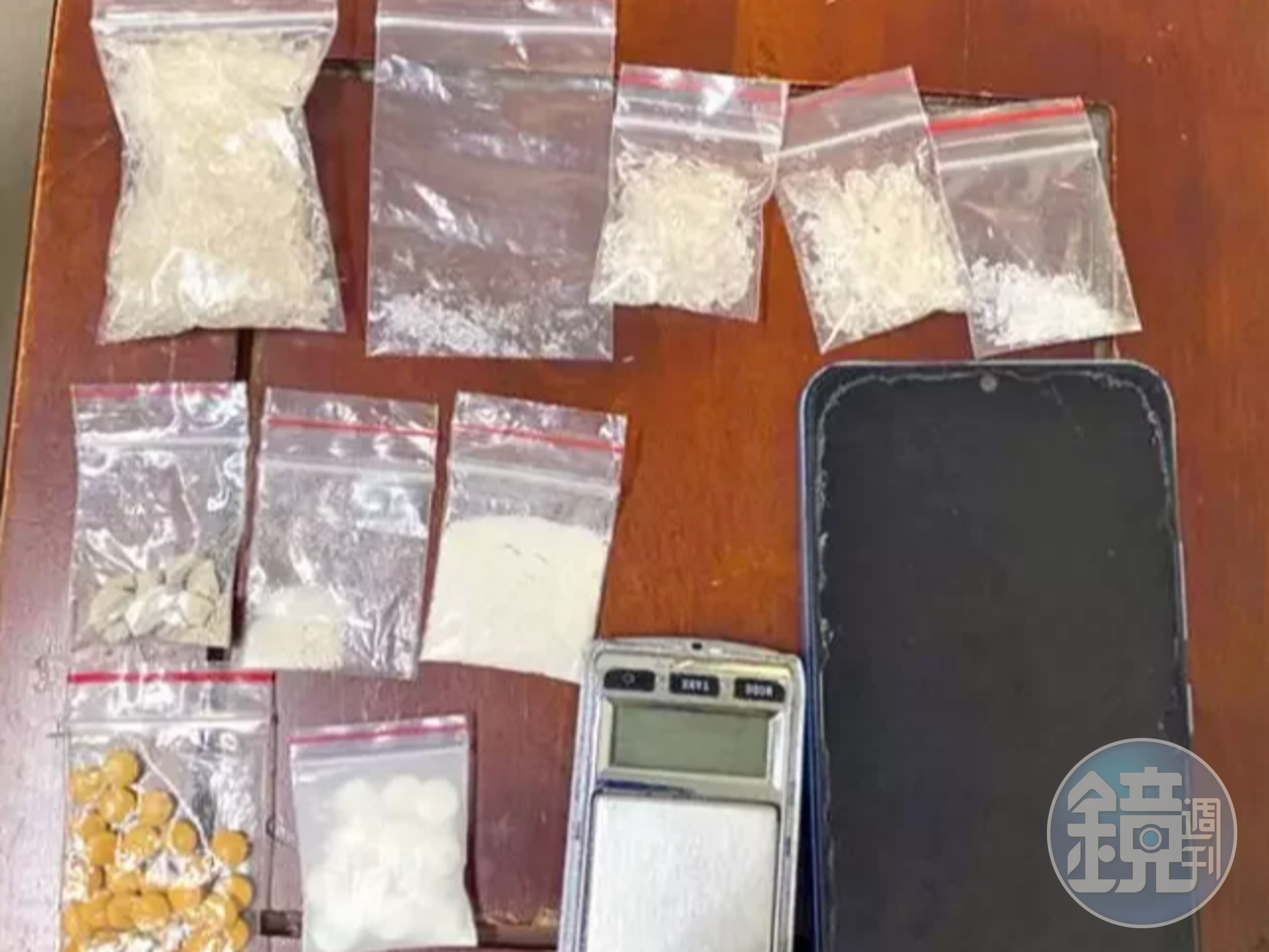 員警盤查時，在林師車上查獲大量安非他命毒品及注射針頭。（翻攝畫面）