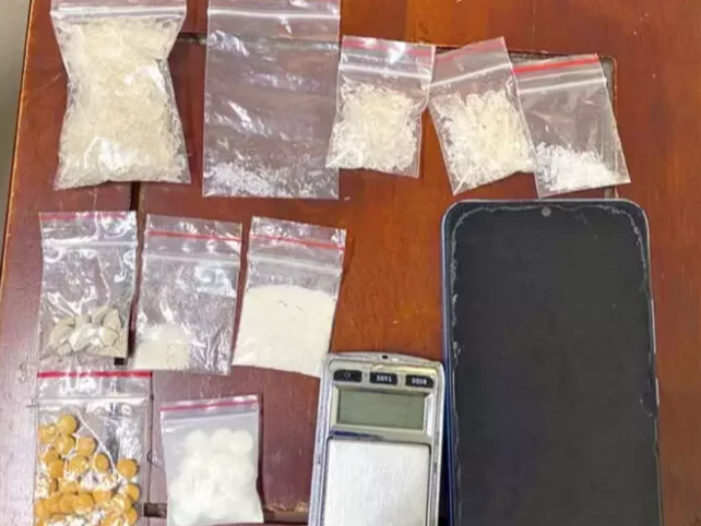 員警盤查時，在林師車上查獲大量安非他命毒品及注射針頭。（翻攝畫面）