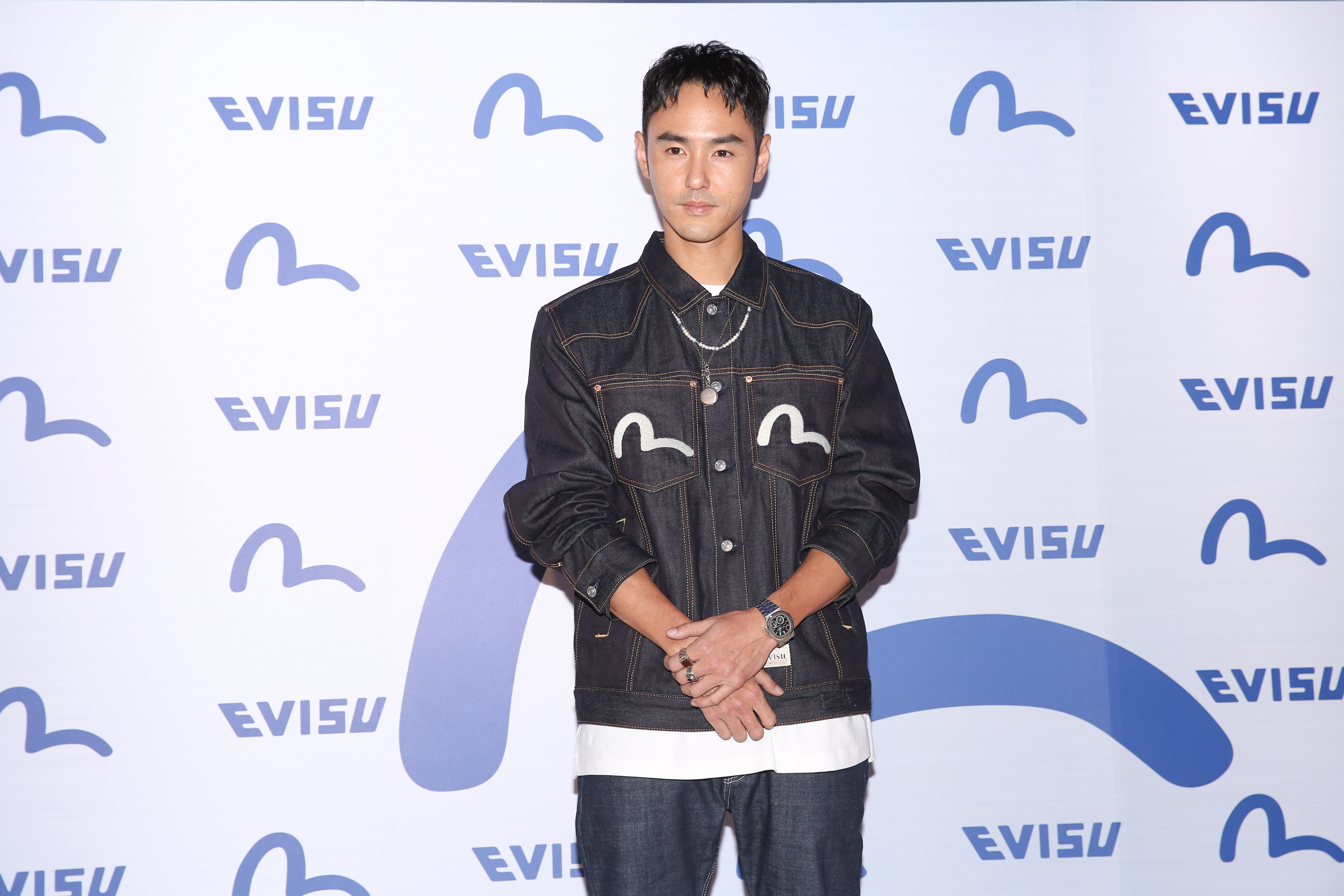 阮經天出席日本潮牌在台開幕活動，他與饒舌歌手熱狗達成合作協議「幫熱狗拍MV不收錢還可以脫衣服」。