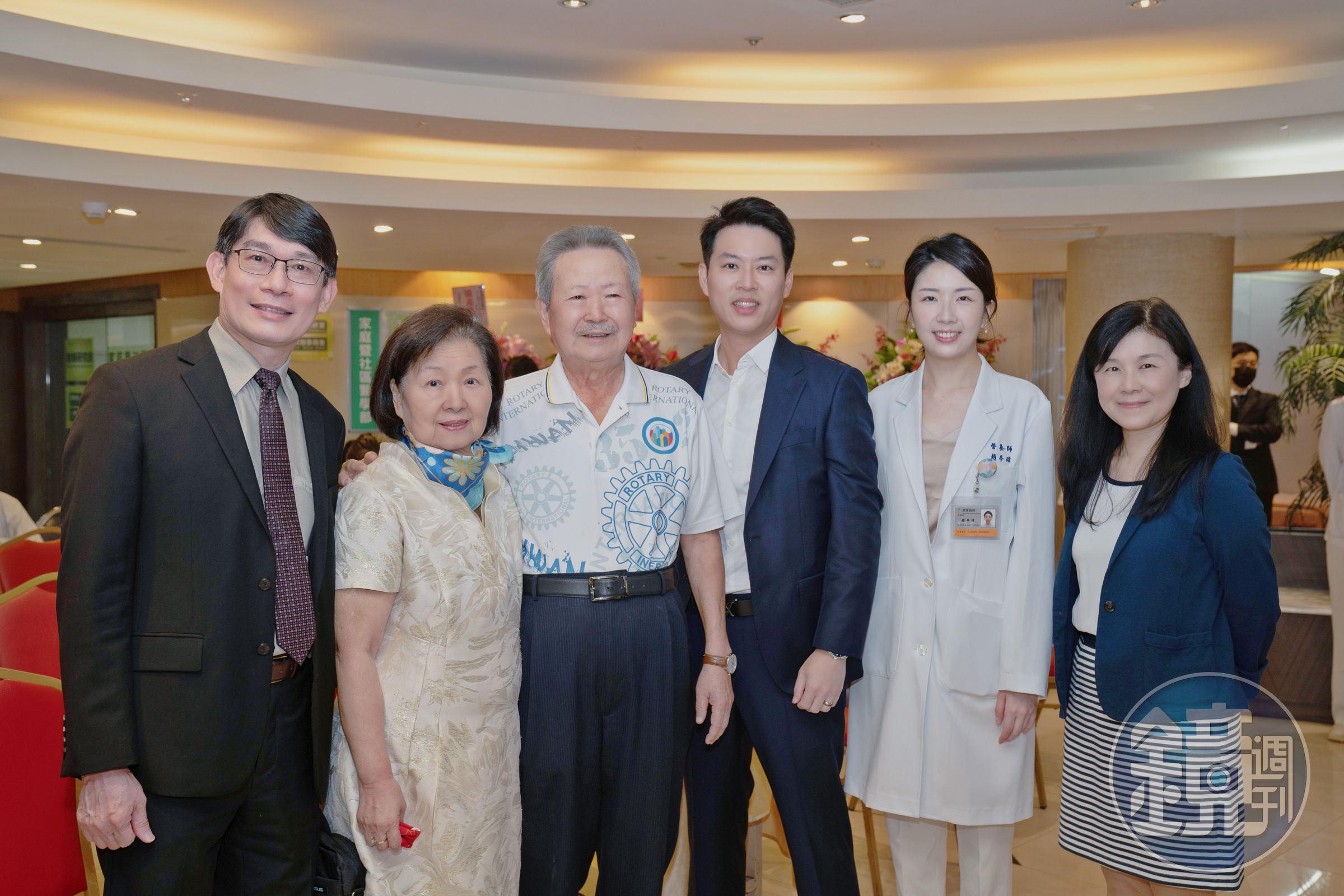 健談與桃園敏盛綜合醫院共同合作「再生醫學暨疼痛治療中心」,並於今日舉行揭牌儀式。(右3為健談董事長林鈺軒、右4為敏盛醫療體系總裁楊敏盛,圖為健談提供)