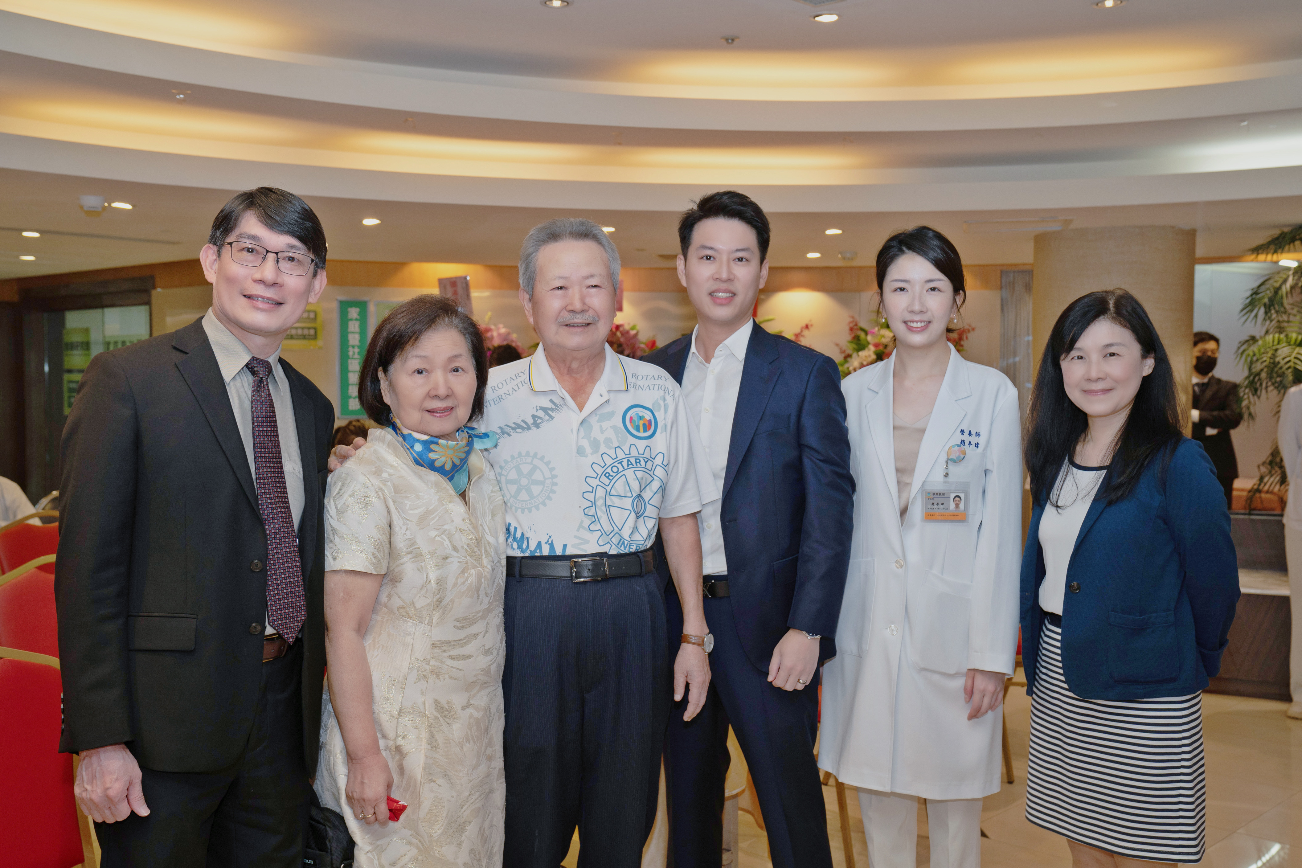 健談與桃園敏盛綜合醫院共同合作「再生醫學暨疼痛治療中心」，並於今日舉行揭牌儀式。（右3為健談董事長林鈺軒、右4為敏盛醫療體系總裁楊敏盛，圖為健談提供）