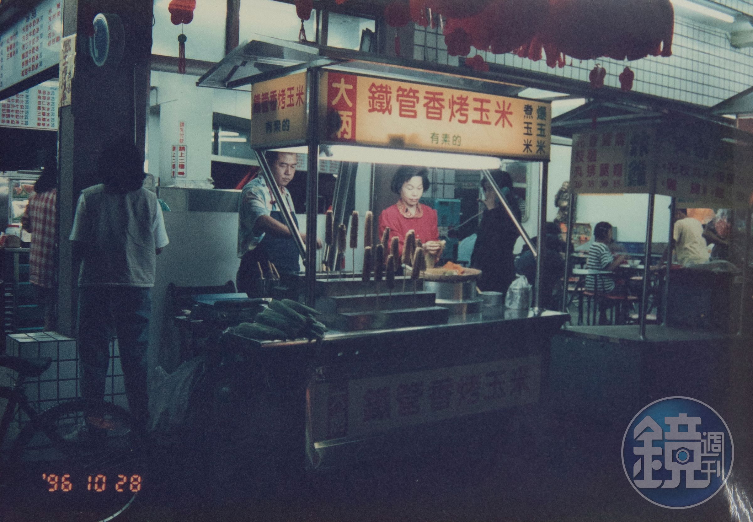 胡炳年當年白天上班,晚上跟太太在東海商圈擺攤,一天只睡4小時。(炳叔烤玉米提供)
