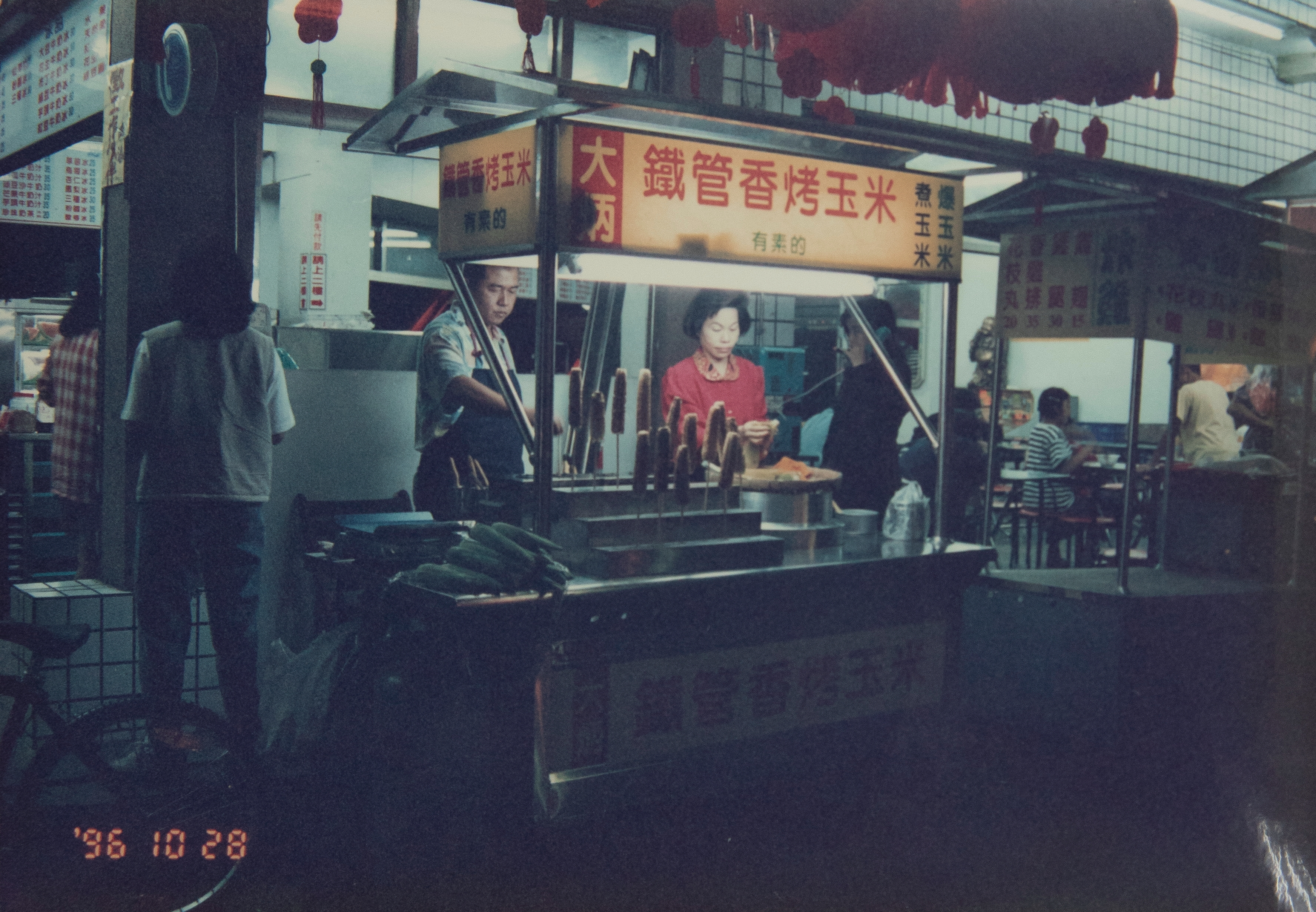 胡炳年當年白天上班,晚上跟太太在東海商圈擺攤,一天只睡4小時。(炳叔烤玉米提供)