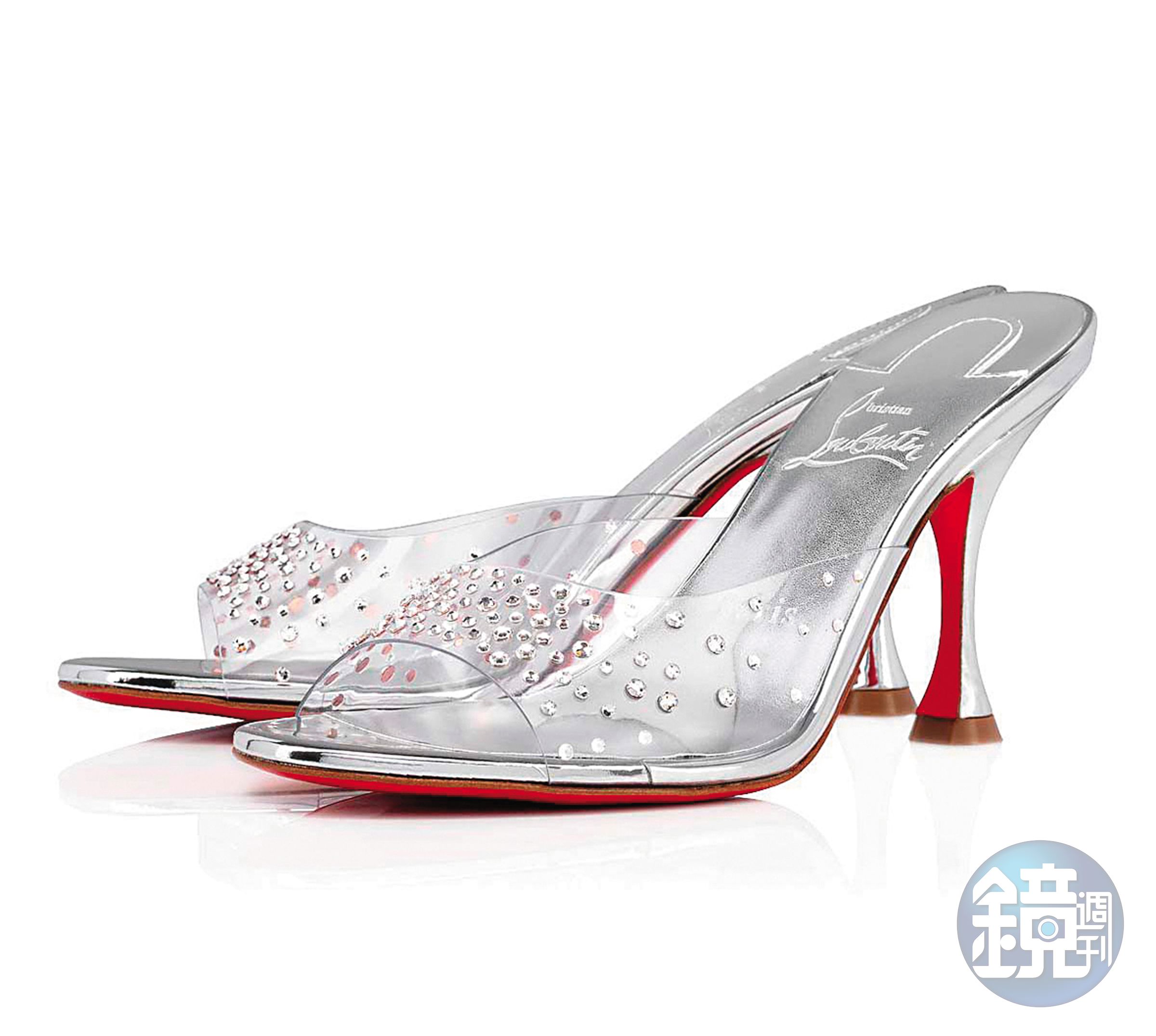 穿上Vivienne Westwood絲緞禮服的Margot Robbie，出席在倫敦舉行的《Barbie芭比》歐洲首映。Christian Louboutin Degramule strass水鑽裝飾銀色高跟鞋 NT$38,000