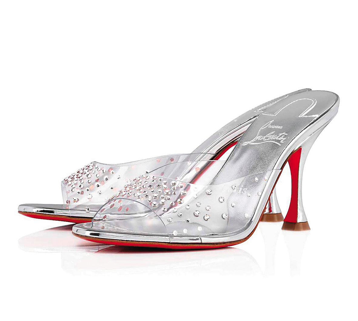 穿上Vivienne Westwood絲緞禮服的Margot Robbie，出席在倫敦舉行的《Barbie芭比》歐洲首映。Christian Louboutin Degramule strass水鑽裝飾銀色高跟鞋 NT$38,000