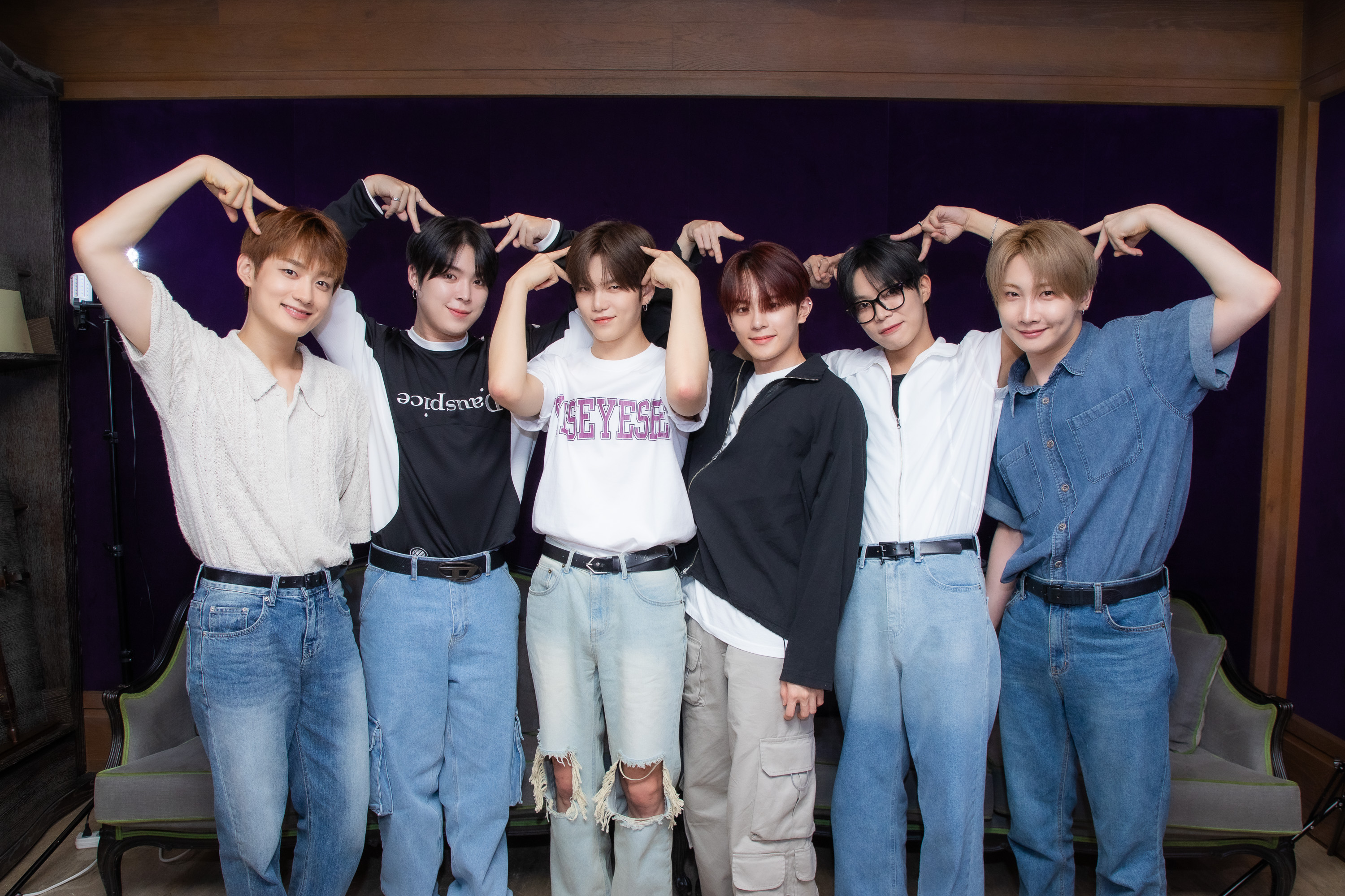 VERIVERY一起做出《我推的孩子》「星野愛」的姿勢，問大家覺得誰最可愛。（左起勇勝、延浩、啓賢、岡旻、東憲、浩榮）（COME ON JKSSP 提供）