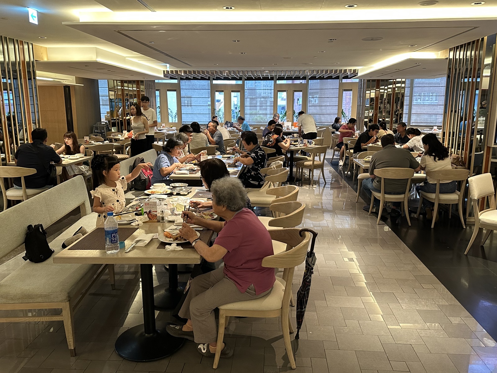 「遠東Café」是「台北遠東香格里拉」裡的人氣餐廳,平日午餐能坐到7成滿。