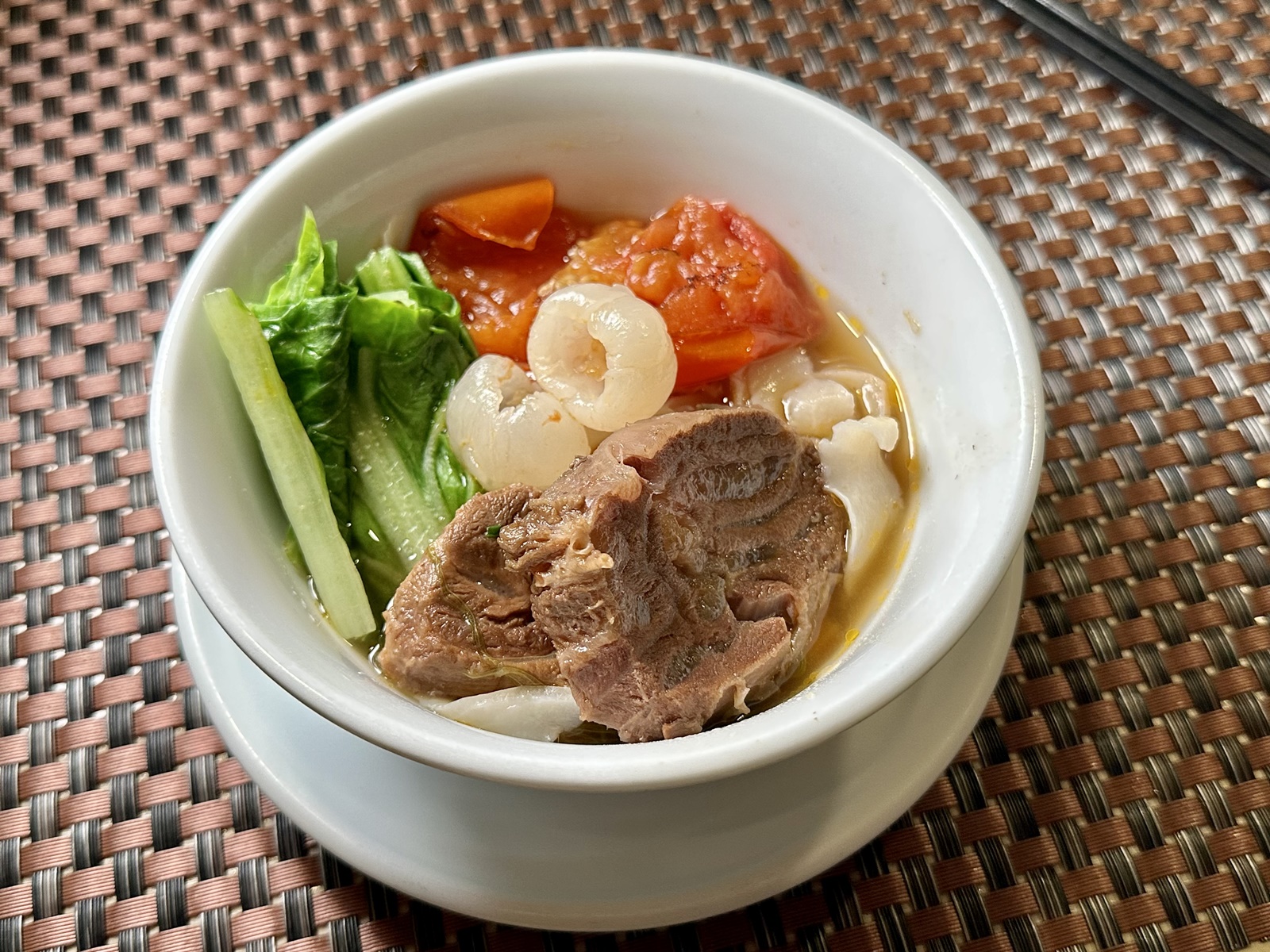 「台式紅燒牛肉麵佐龍眼」湯頭甘醇、微微辛辣,一口麵配一口龍眼肉,滋味更甜美。