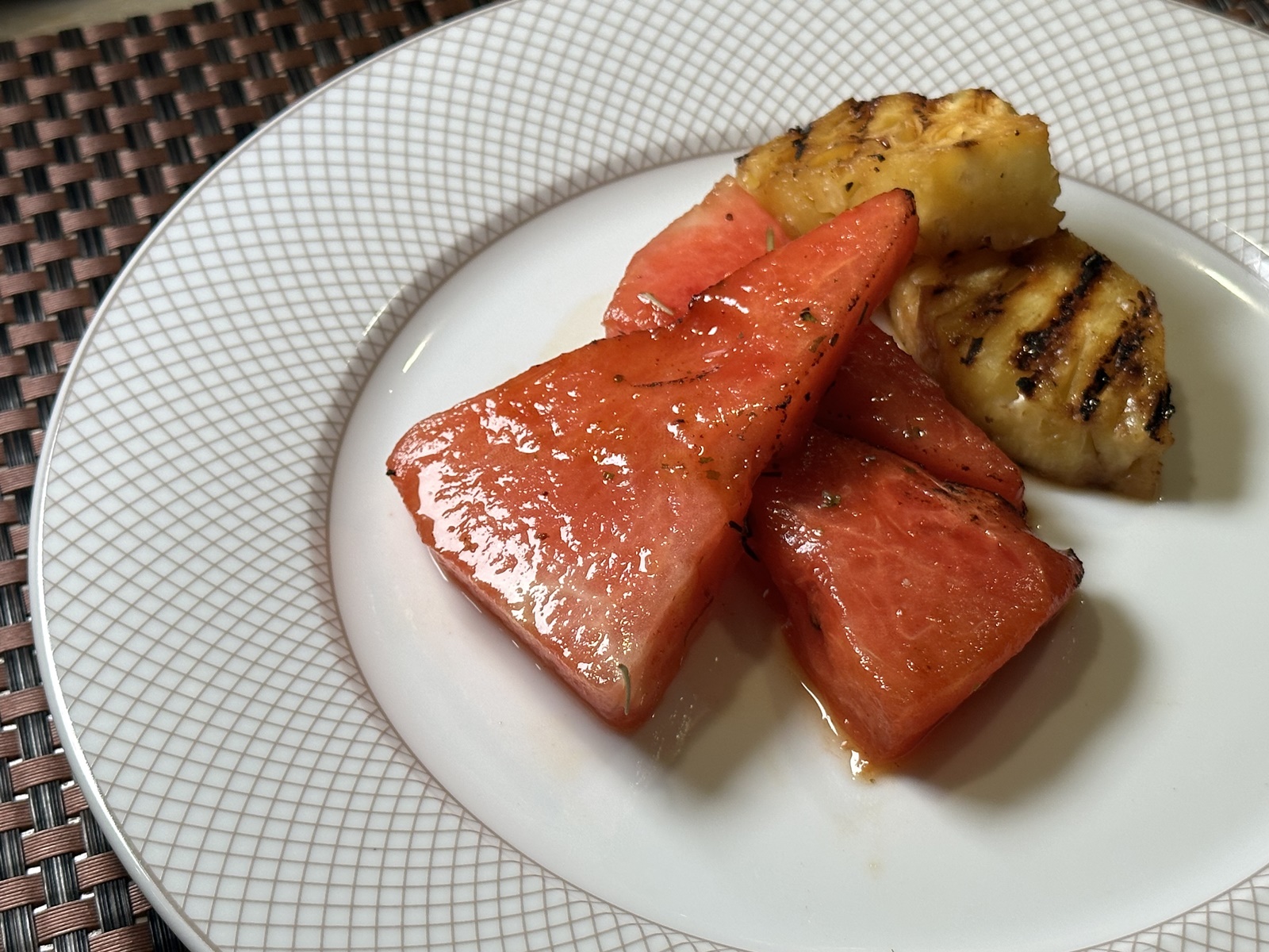 「烤香料西瓜」鹹甜交錯,又有綜合辛香料的氣息,是意想不到的味道。