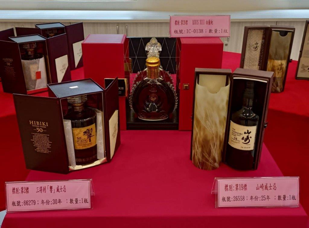 執行署士林分署日前法拍im.B詐騙案主嫌曾耀鋒擁有的擁有的威士忌，沒想到有民眾控訴購買的日本威士忌是假酒。（士林分署提供）