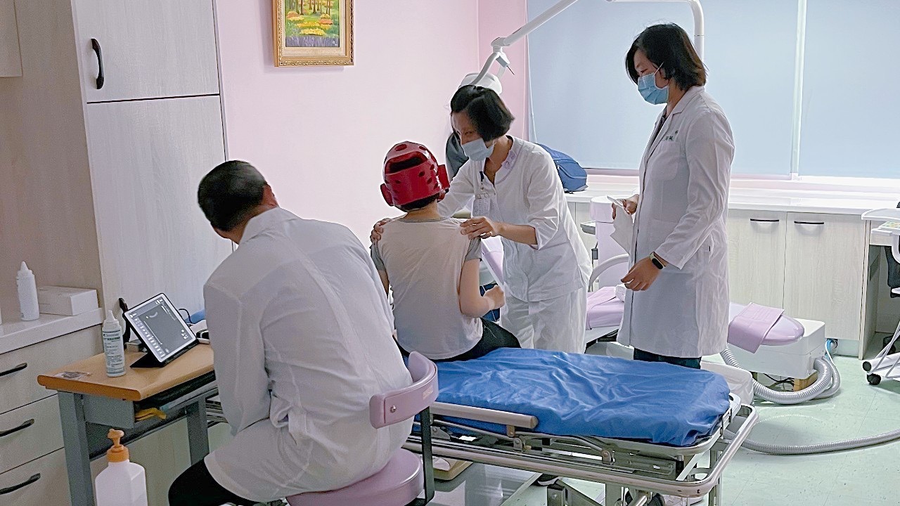 台大醫院團隊為花蓮黎明教養院院生進行超音波檢查。（台大醫院提供）