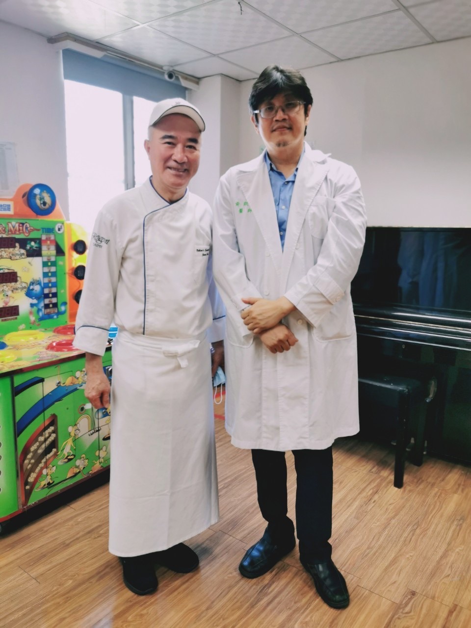 台大醫院肝膽外科黃凱文教授(右)與台北晶華酒店陳春生主廚(左)聯手到花蓮義診、義煮。(台大醫院提供)