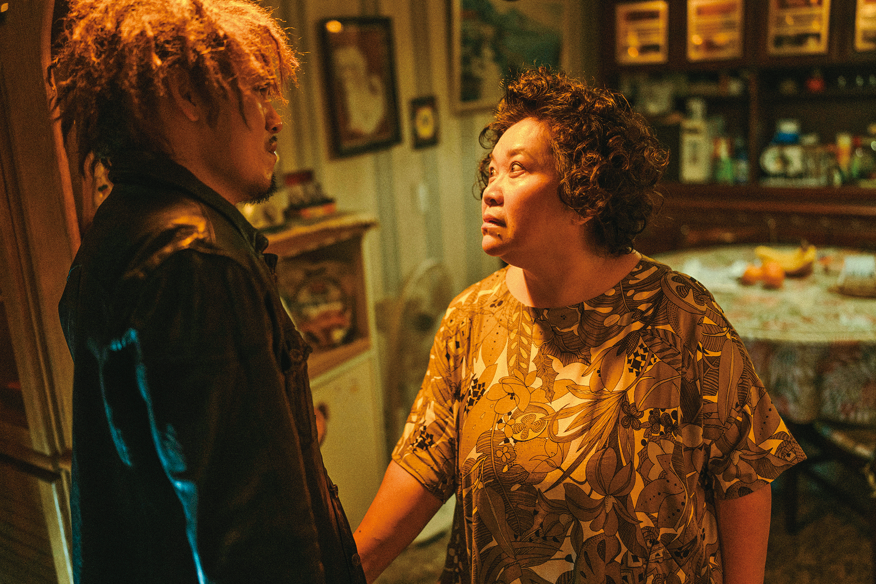 鍾欣凌（右）抓著春風（左）生殖器橋段是導演臨時加戲，兩位演員也樂於嘗試演出。（麻吉砥加電影提供）