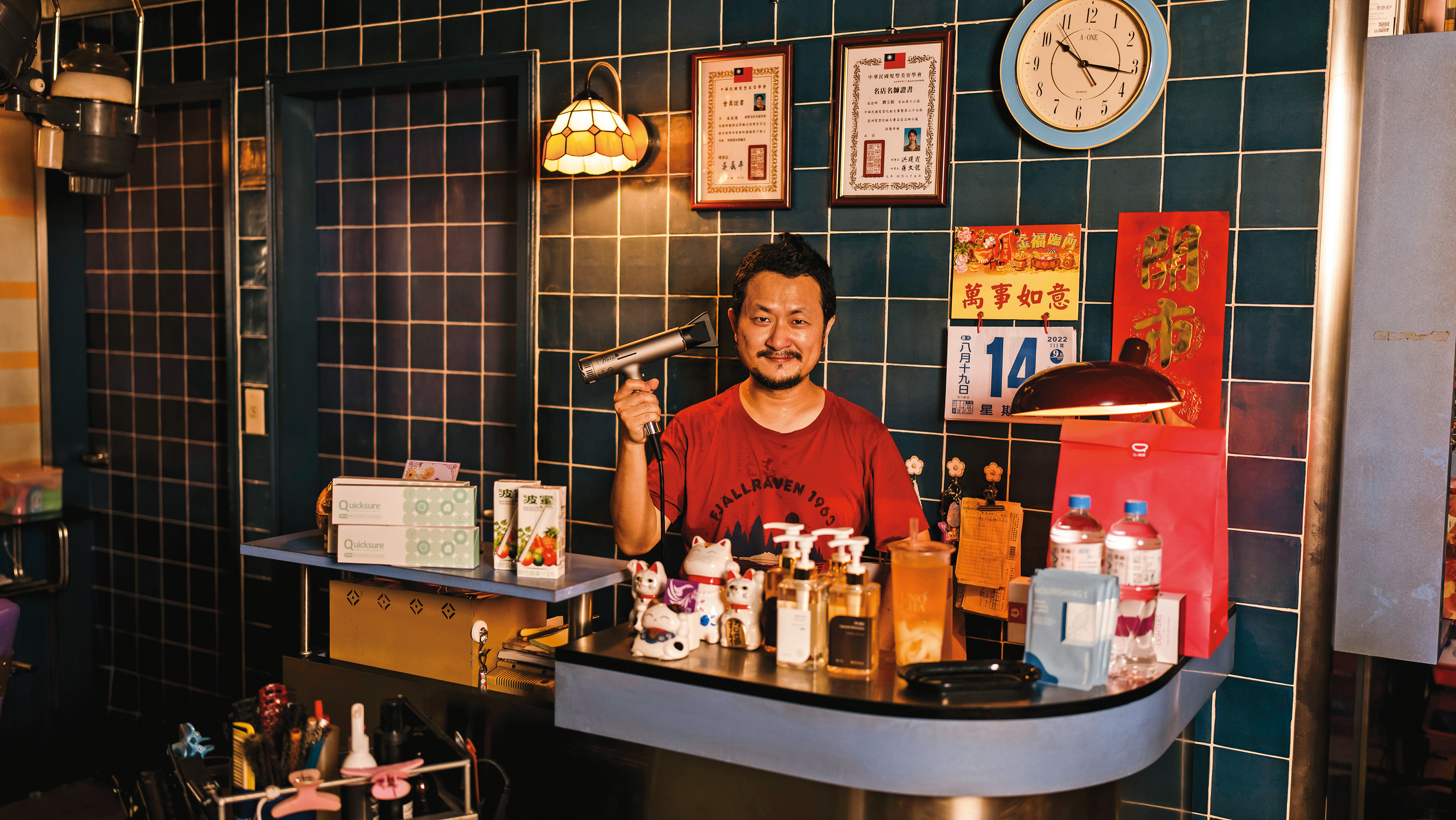 主要場景美容院是劇組在空屋裡搭建而成，滿足九把刀的拍攝要求。 （麻吉砥加電影提供）