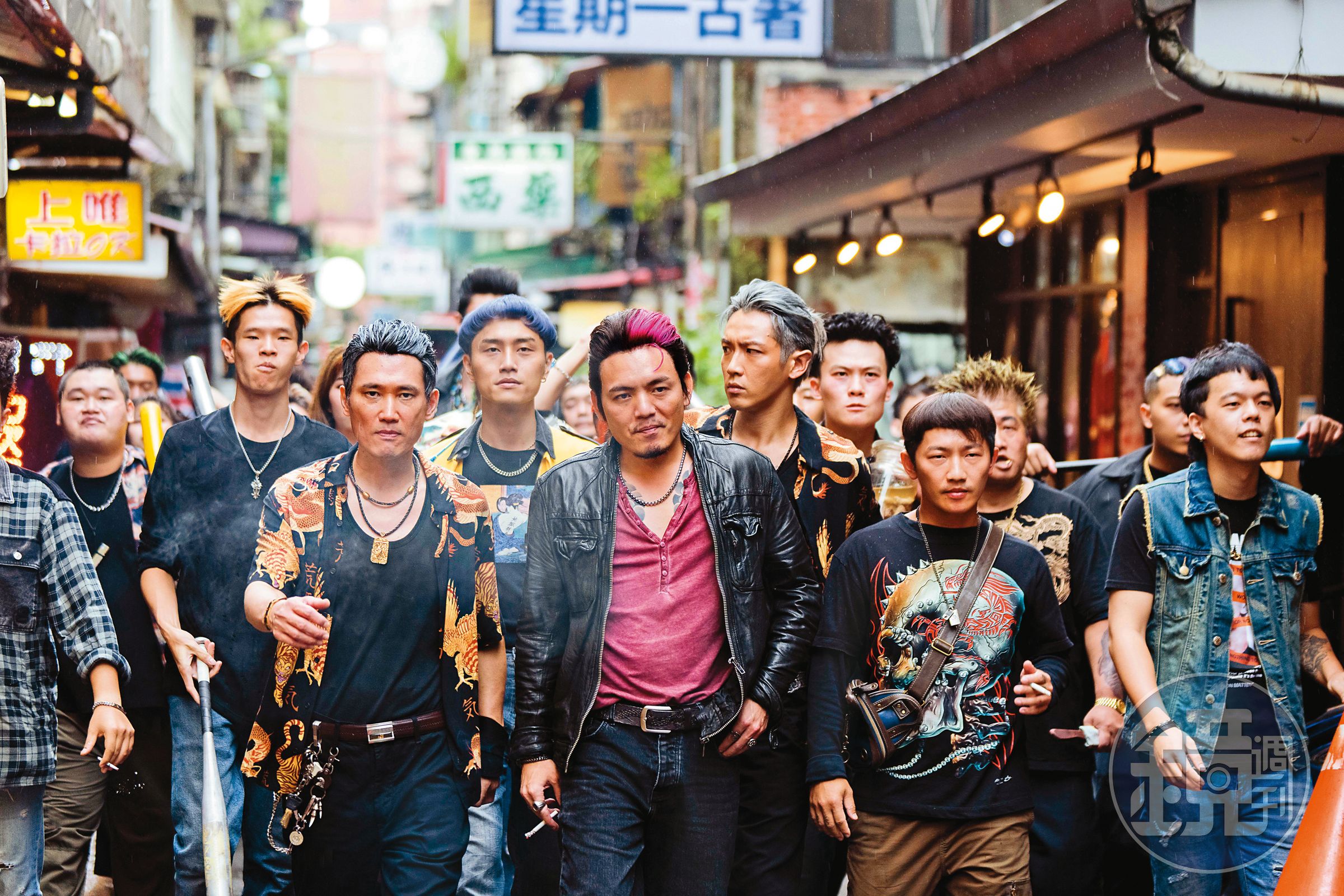 春風（前排右三）首次擔綱男主角飾演黑道老大，九把刀班底演員蔡昌憲（前排右二）和柯震東（第二排右二）等人助陣演小弟。（麻吉砥加電影提供）★《鏡週刊》關心您：抽菸有害身心健康。