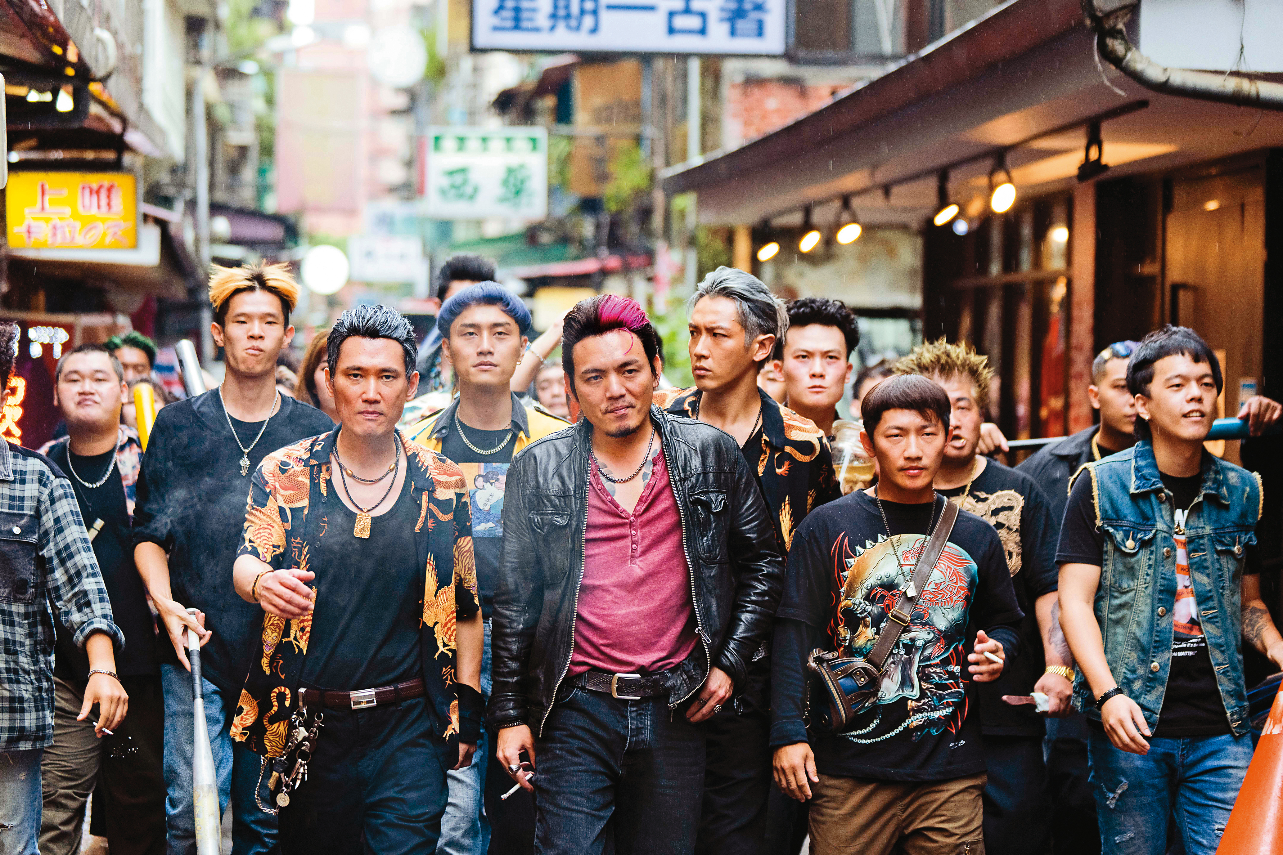 春風(前排右三)首次擔綱男主角飾演黑道老大,九把刀班底演員蔡昌憲(前排右二)和柯震東(第二排右二)等人助陣演小弟。(麻吉砥加電影提供)★《鏡週刊》關心您:抽菸有害身心健康。