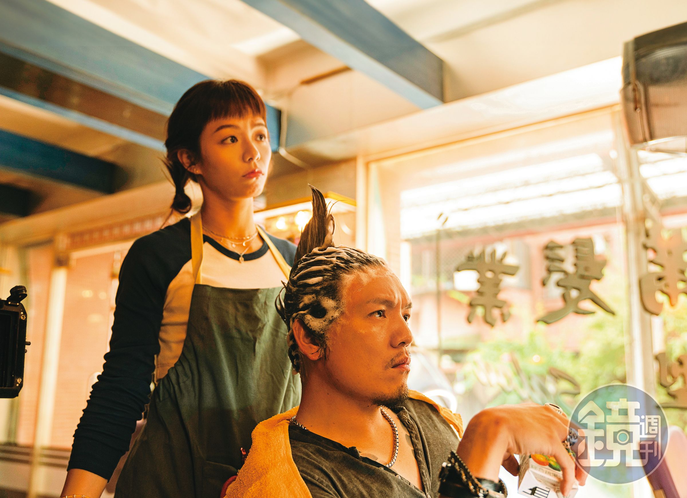 《請問，還有哪裡需要加強》改編自《精準的失控》其中一篇，由玖壹壹團員春風（右）和宋芸樺（左）分飾黑道老大及洗頭妹。（麻吉砥加電影提供）
