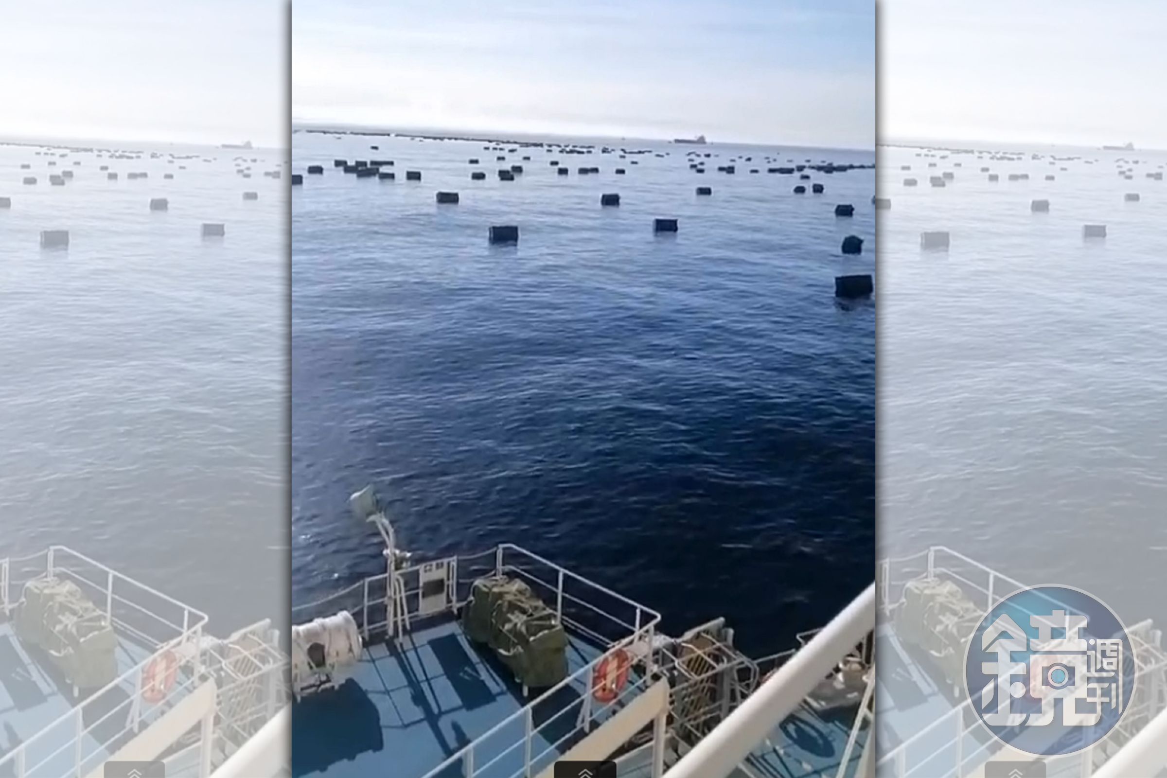 帛琉籍貨櫃船昨進水沉沒，大量空貨櫃漂流海面。（翻攝畫面）