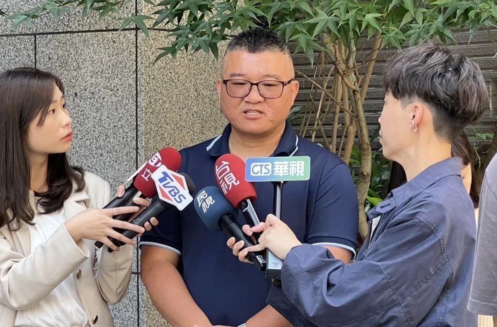 永和後溪里長莊銘淵昨貼出一張「最美里長vs.特優里長」圖卡，並評論永福里長陳紫渝私生活，結果遭網友撻伐。（翻攝自莊銘淵臉書）