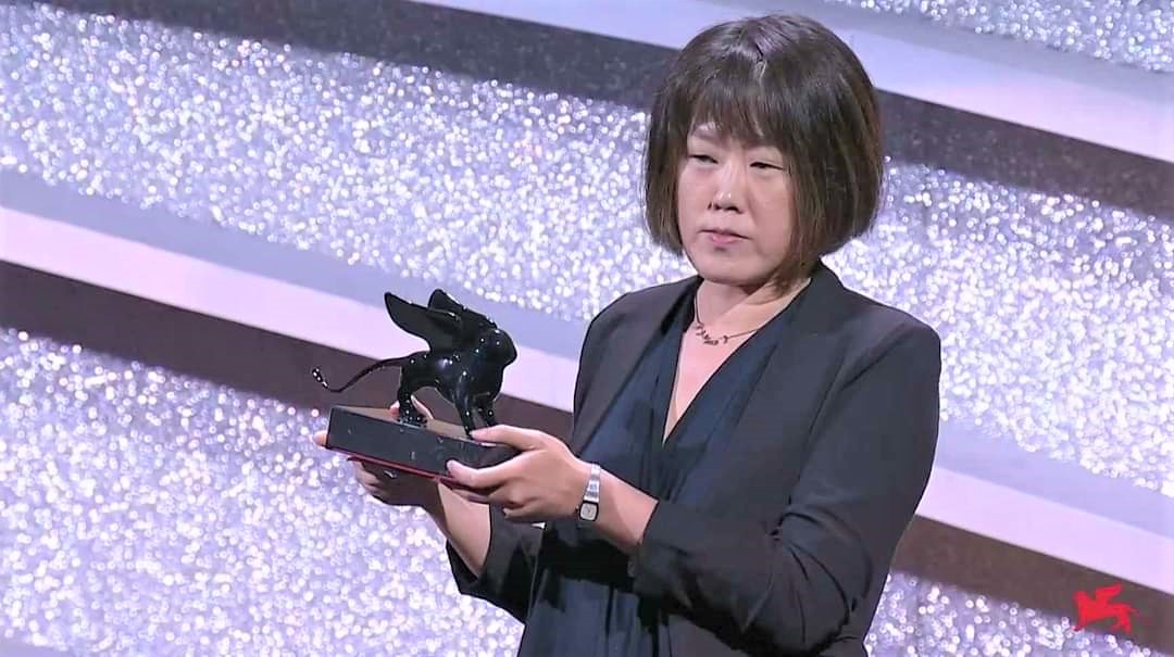 陳芯宜2022年獲威尼斯影展沉浸式內容單元最佳體驗大獎，今年受邀擔任該單元評審團主席。（公共電視、行者影像提供）