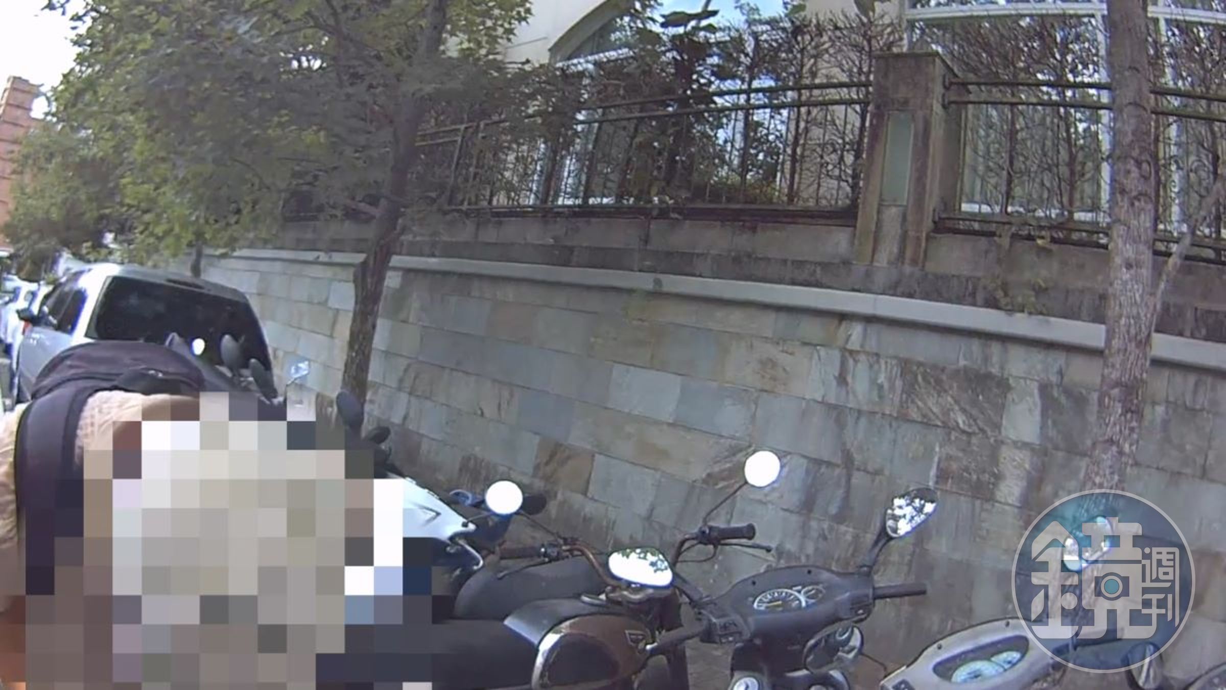 老翁感謝員警積極熱心協助尋找。(內湖分局提供)