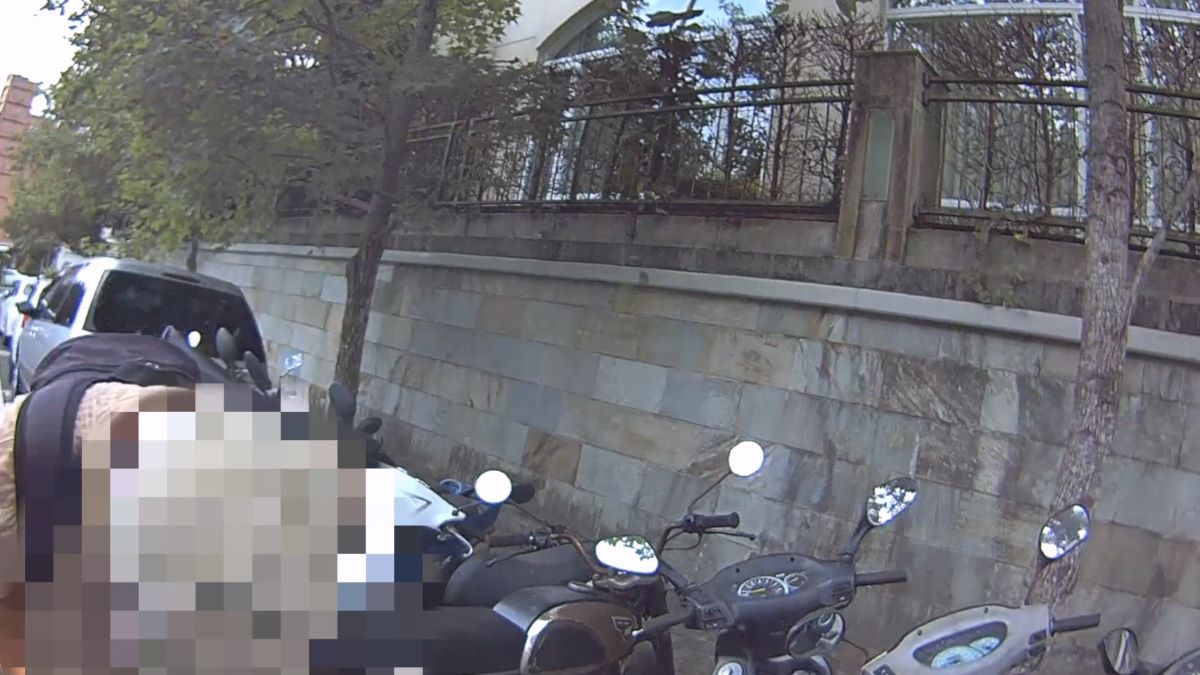 老翁感謝員警積極熱心協助尋找。（內湖分局提供）