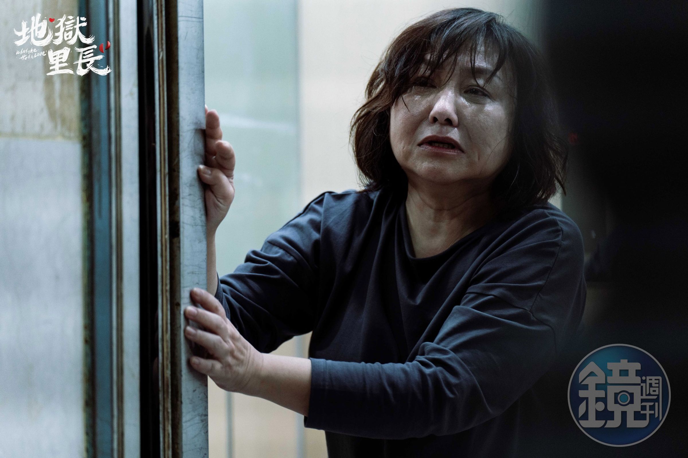 鄭怡在《地獄里長》一開場就有讓人驚悚的遭追殺畫面。(翻攝自臉書)