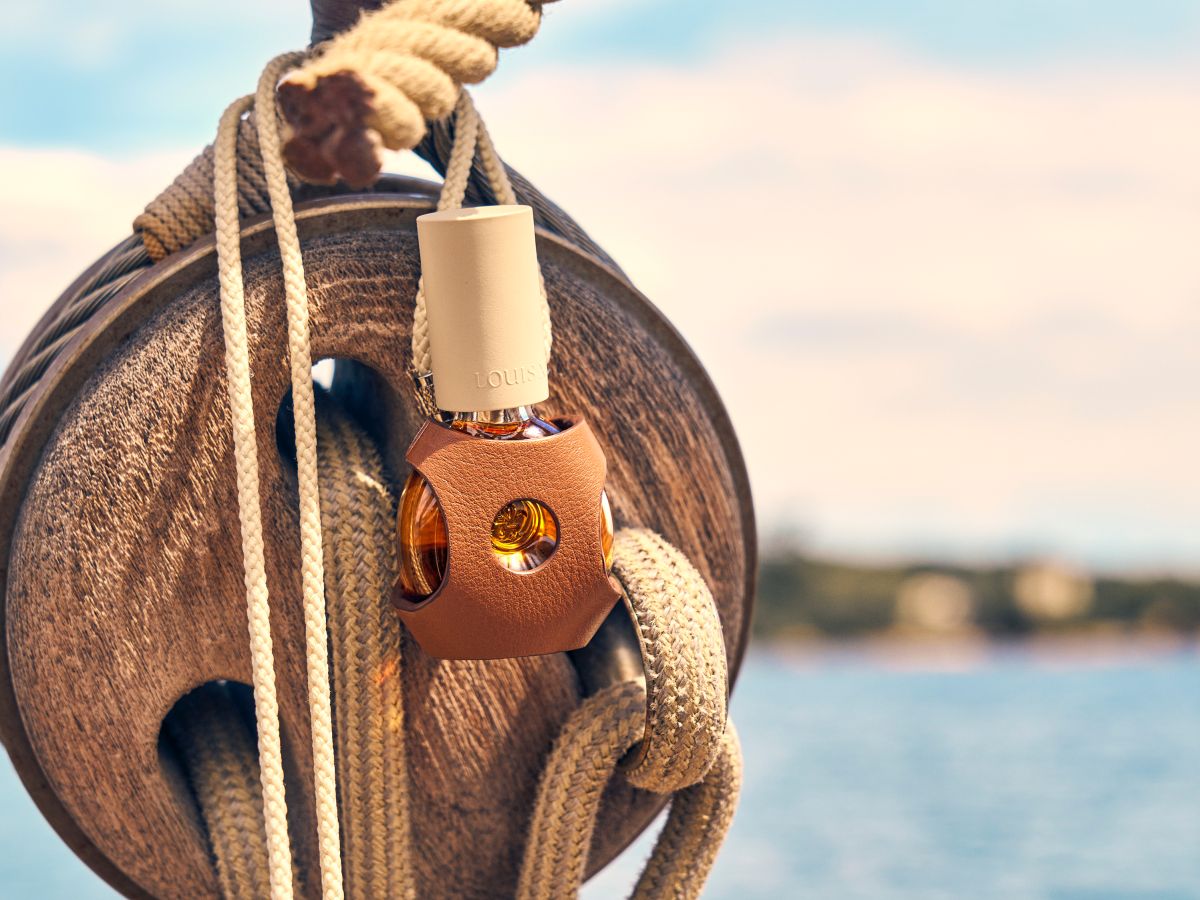 頂級干邑「路易十三」推出容量僅10ml的「珍萃瓶」（The Drop）酒款，以打造得非常精巧細緻的迷你玻璃瓶，讓珍貴酒液也可以隨身攜帶。而且還以5色瓶蓋與皮革包覆，呼應不同時尚造型。