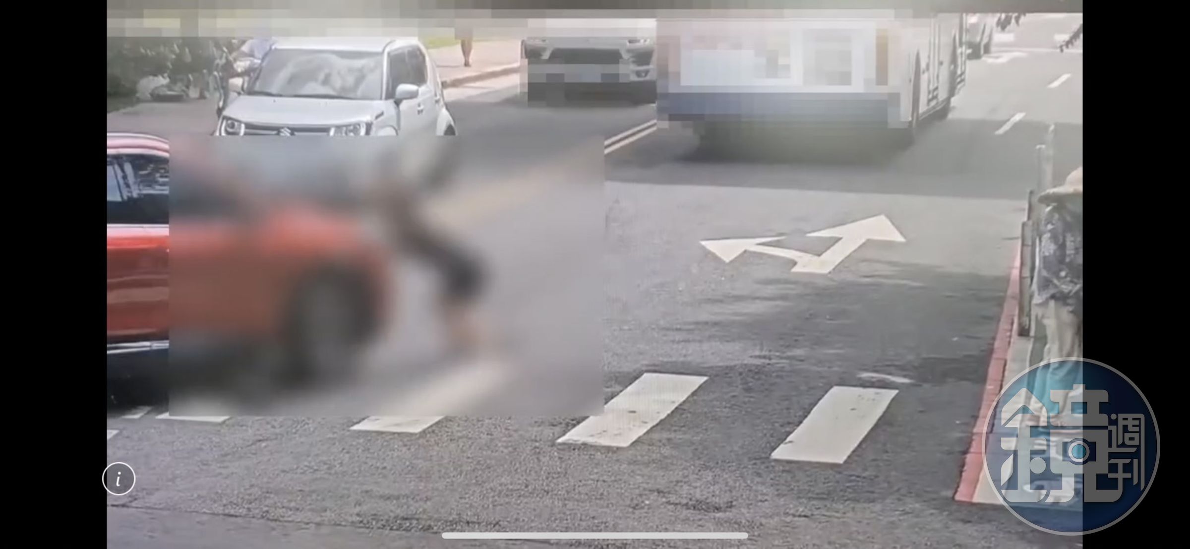 林女走在斑馬線上卻遭左轉車輛直接撞飛。（翻攝畫面）