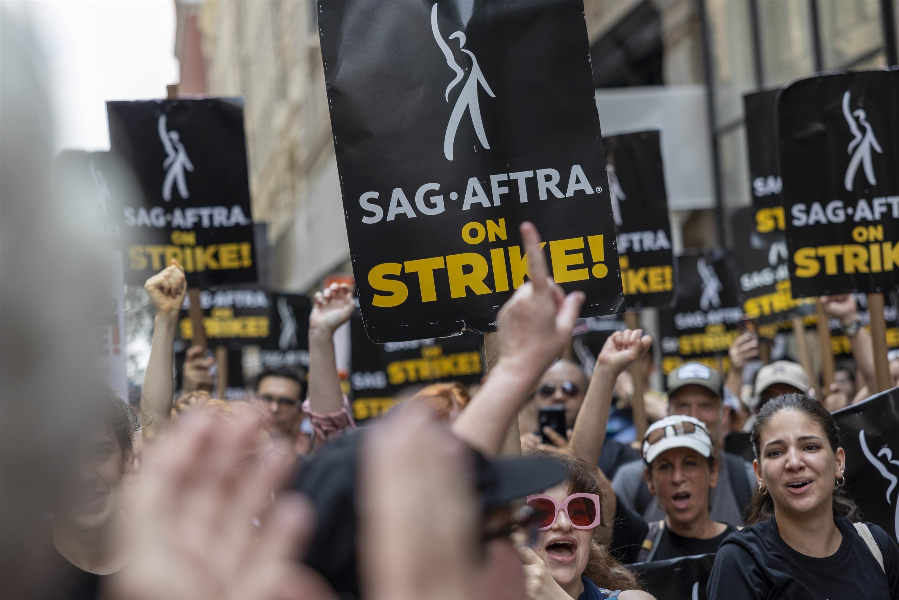 路過百老匯街頭的美國演員工會罷工行動，下一個加入罷工的，會是百老匯的幕後工作人員嗎？（東方IC）