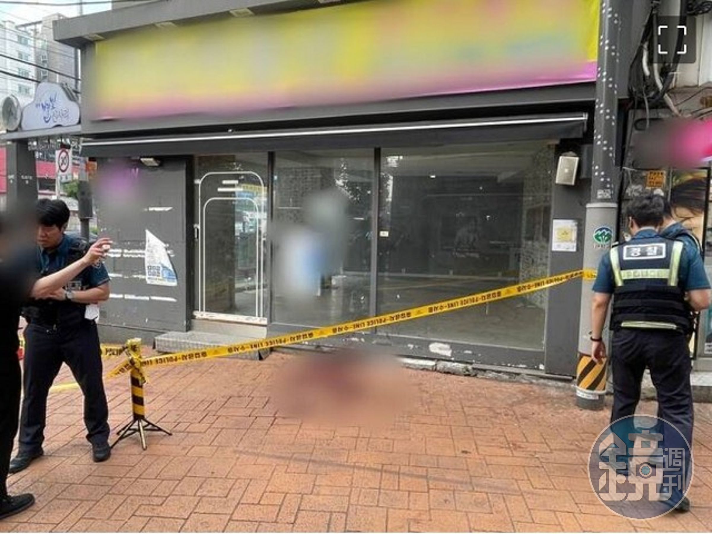 韓首爾地鐵站驚爆隨機砍人1死3傷,滿地血跡太駭人。(翻自推特)