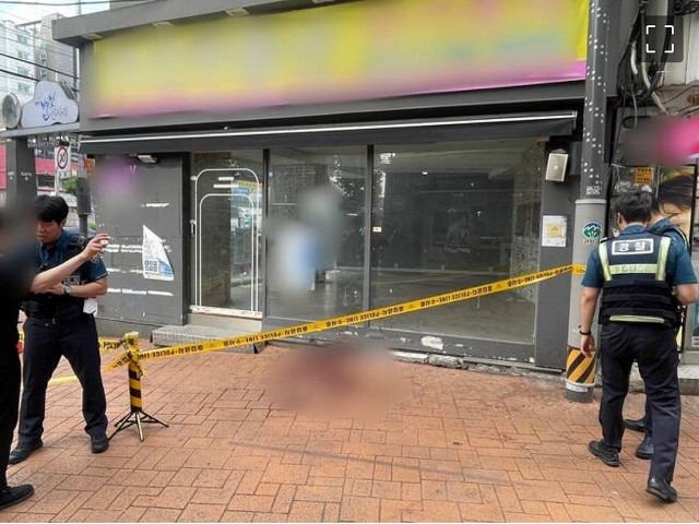 韓首爾地鐵站驚爆隨機砍人1死3傷，滿地血跡太駭人。（翻自推特）