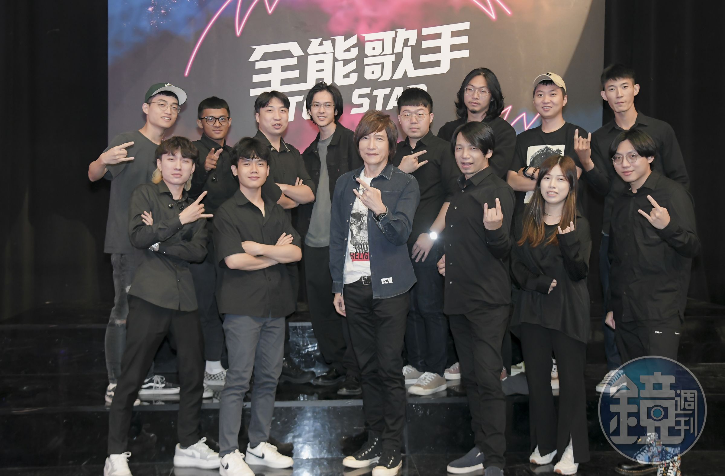 薛忠銘（第一排中）將邁入第八屆的臺北城市科大流行音樂事業系學生們帶入民視《全能歌手》參與幕後事務。（臺北城市科大流行音樂事業系提供）