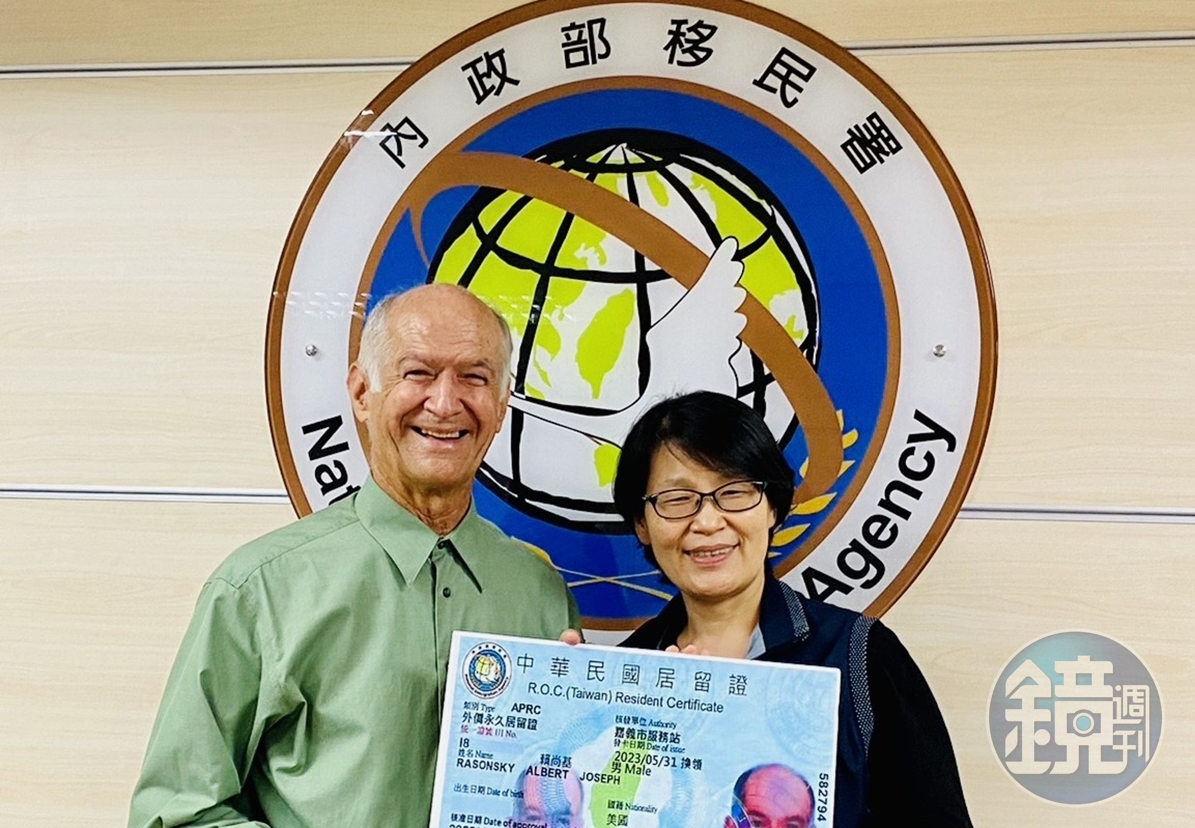 移民署南區事務大隊嘉義市服務站黃艷薰主任頒發賴尚基先生馬偕計畫註記的永久居留證。（移民署提供）